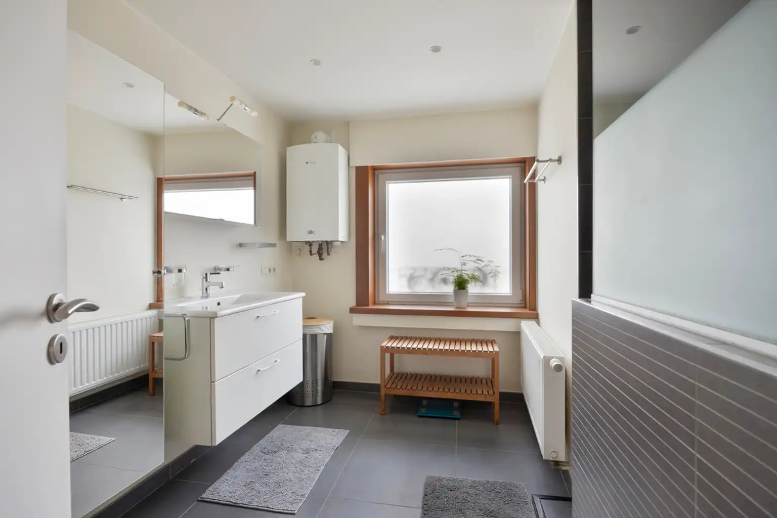 Instapklare woning met 4 slaapkamers, tuin & 2 garages foto 14