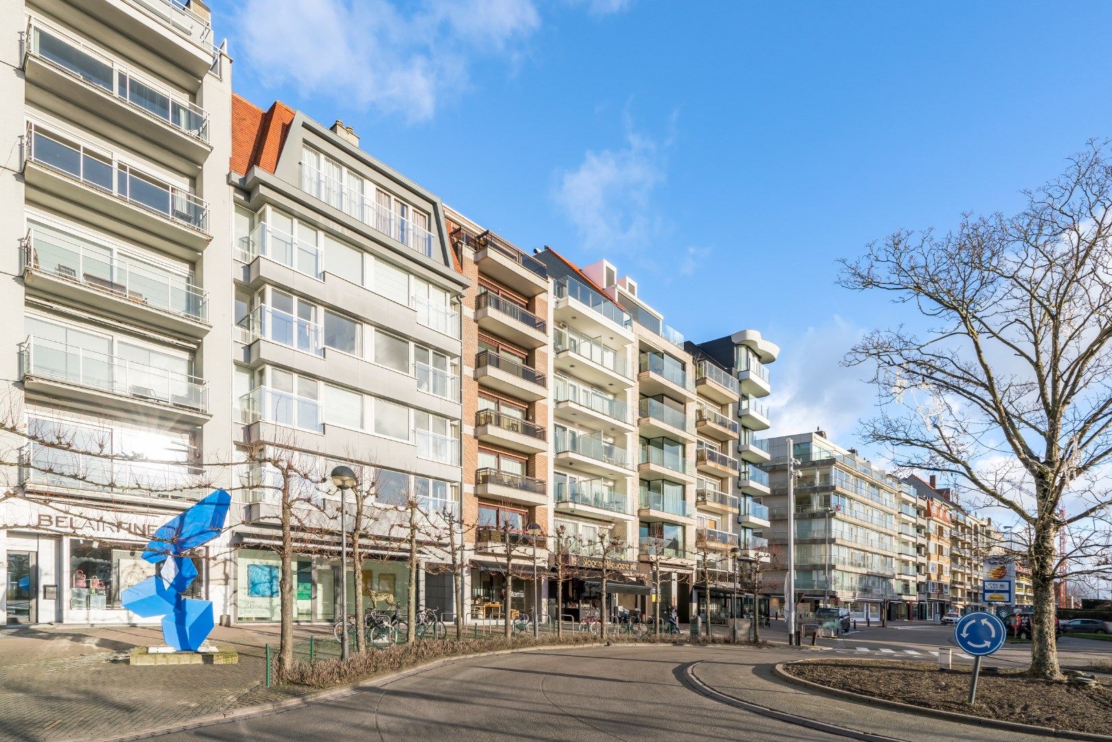 Uitstekend gelegen appartement met 3 slaapkamers in hartje Zoute op de Kustlaan aan de minigolf!  foto 1