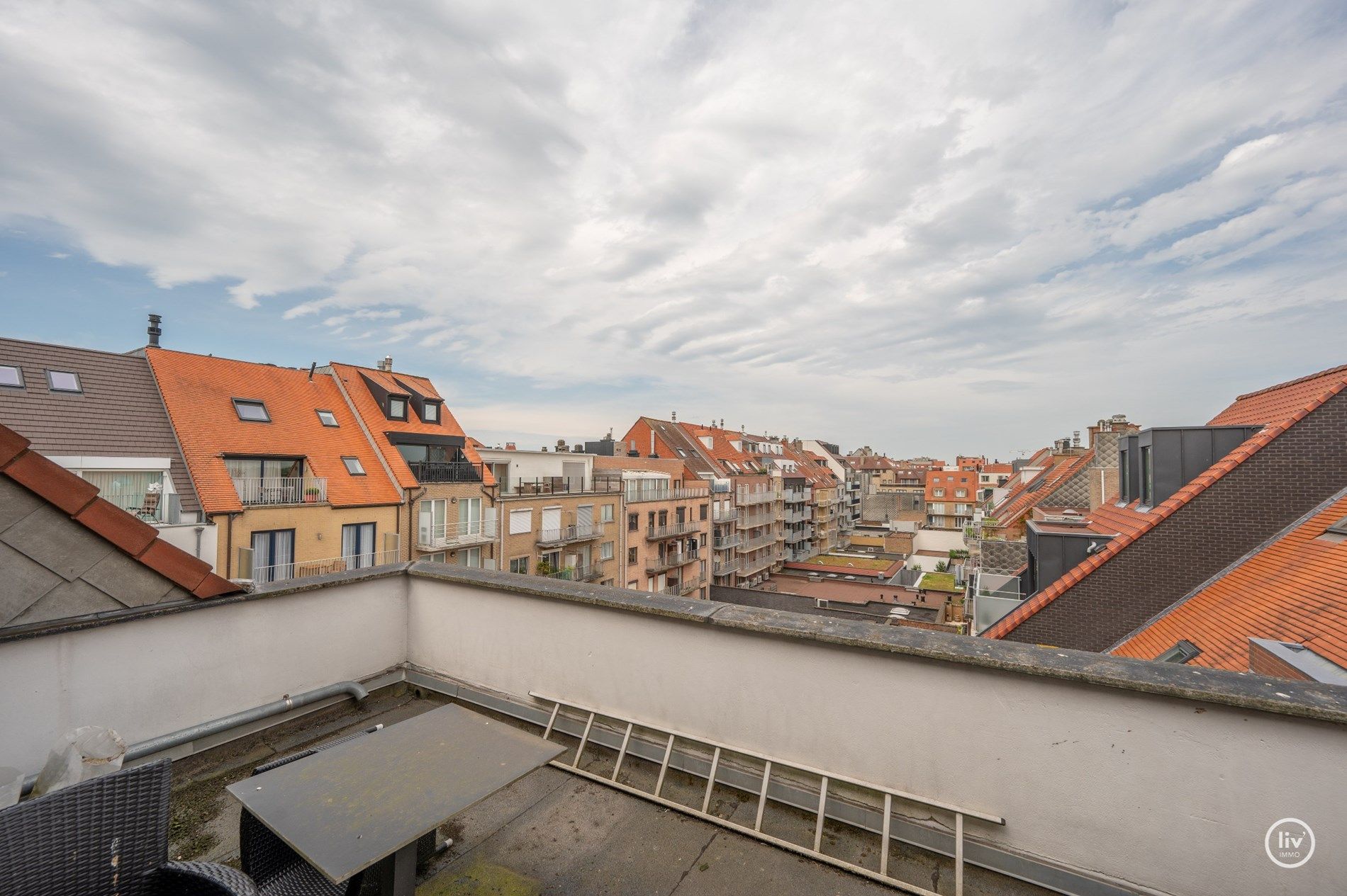 Penthouse met 1 slaapkamer met voor en achterterras in een kleine mede-eigendom met lage lasten. foto 3