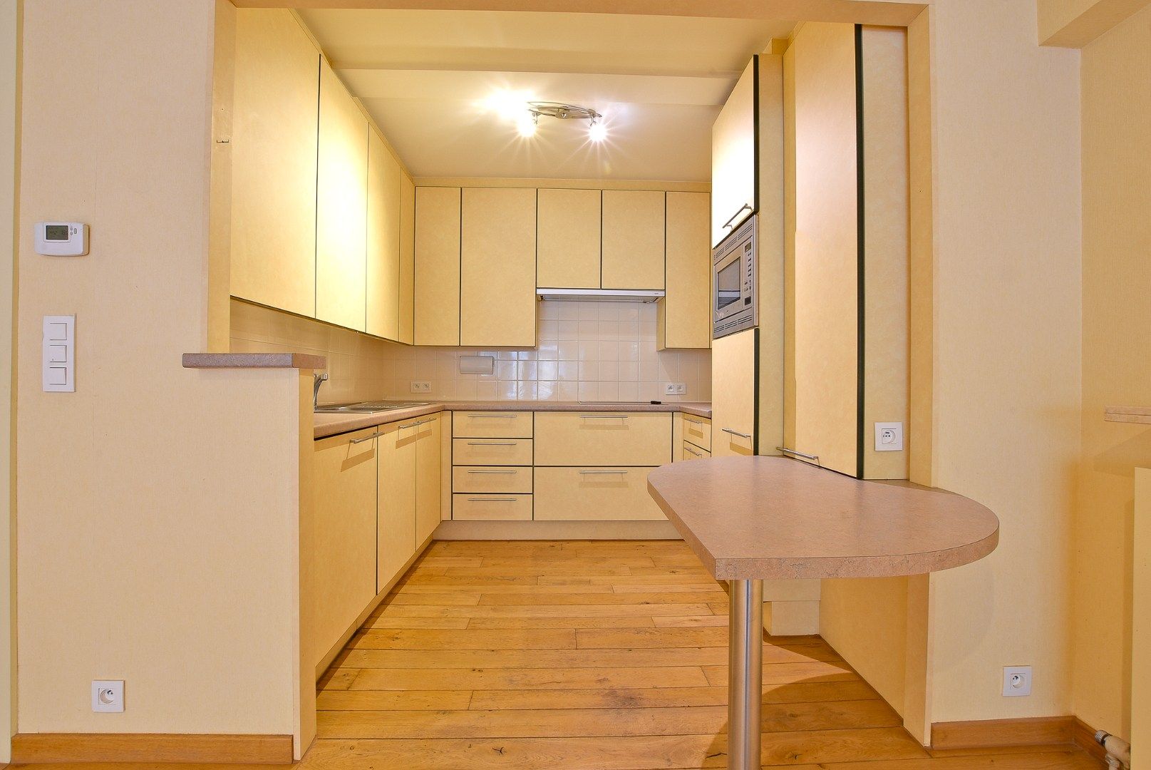 Prachtige 2/3-slaapkamer appartement (112m² + 12m²) in de winkelstraat van Nieuwpoort-stad. foto 2