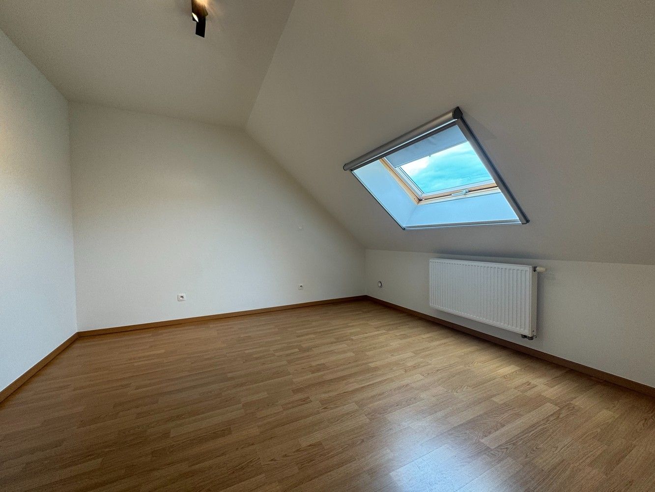 TE HUUR: Ruim Duplex-appartement met 4 staanplaatsen in Diepenbeek foto 18