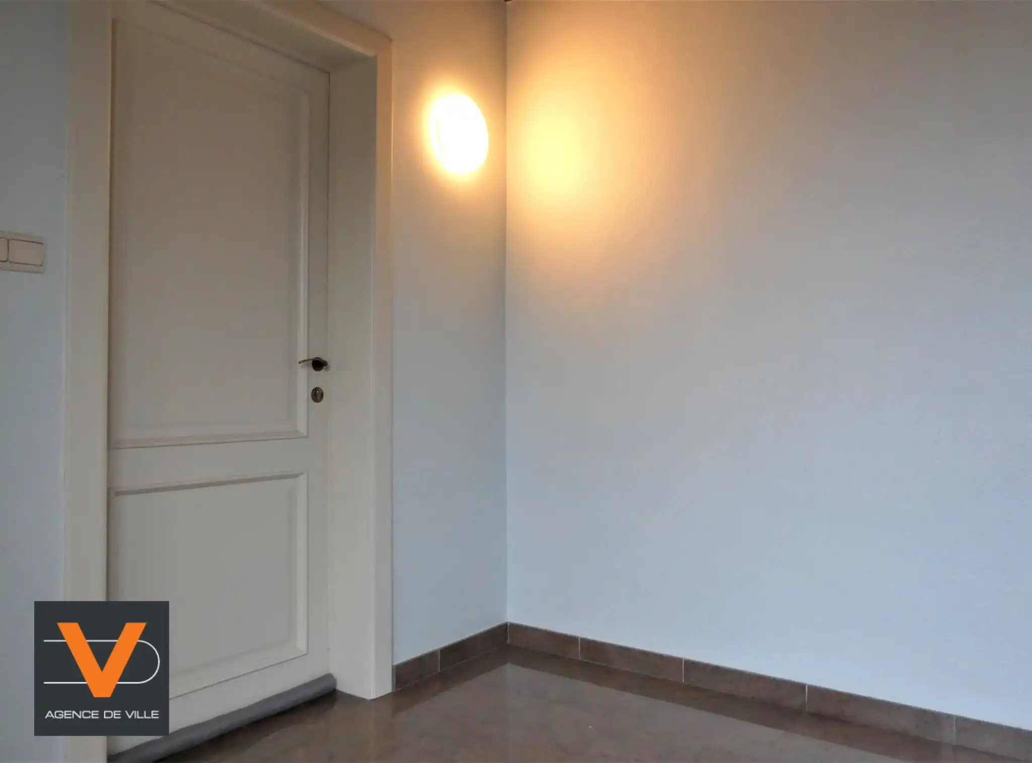 Prachtige koppelwoning met zonnig terras van 16m² en 2 autostaanplaatsen. Veel lichtinval door de grote ramen. foto 6