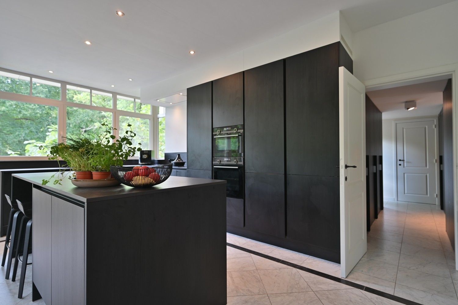 Royale gezinswoning met prachtige leefkeuken op een perceel van 19a, grenzend aan natuurgebied foto 9