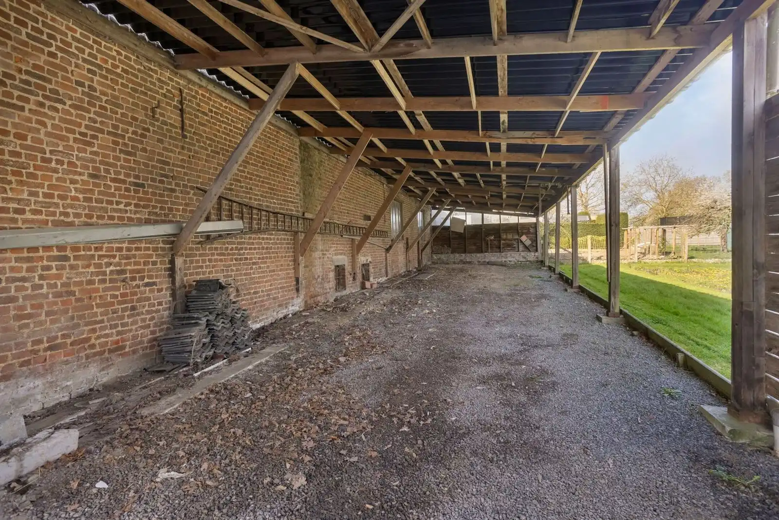 Woonhuis met tuin en grote schuren foto 29