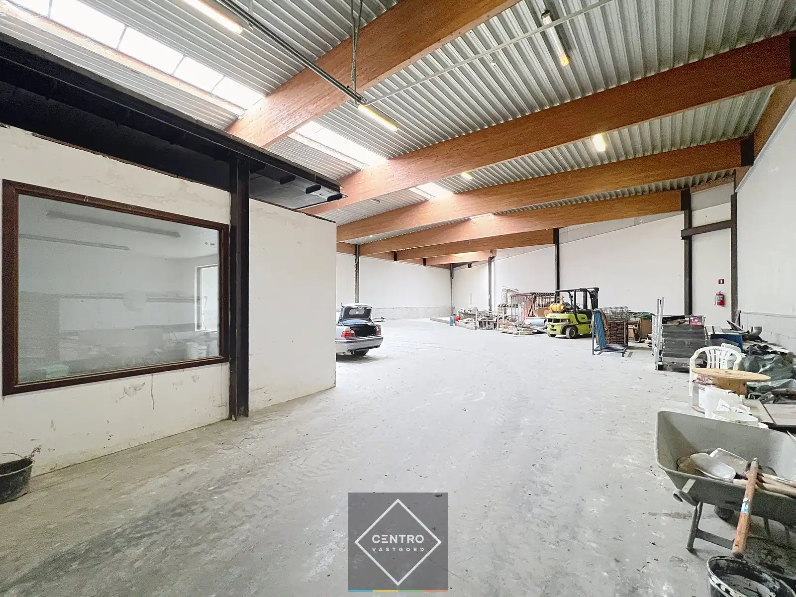 Instapklaar magazijn (± 700 m²) met automatische sectionaalpoort langs de N8 te Elverdinge (Ieper). Ambachten toegestaan ! foto 7