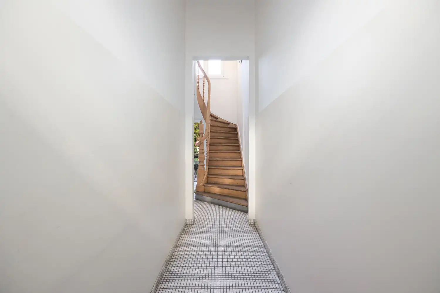 Winkelhuis Guillaume Van Oenen (1890) met aangename buitenruimte op hoeklocatie in hartje Zurenborg foto 3