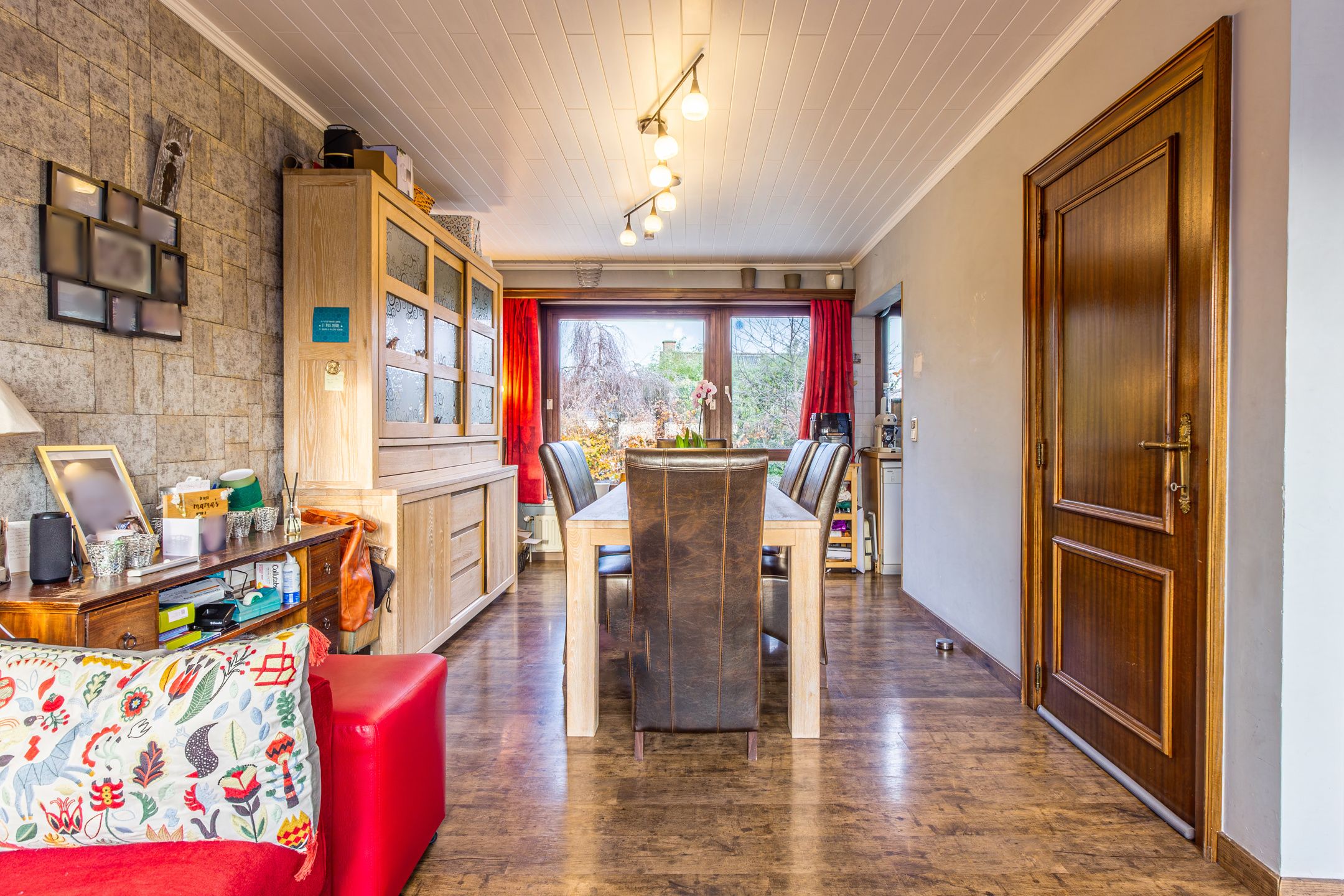 Charmante gezinswoning met potentieel, grote oprit en tuin foto 5