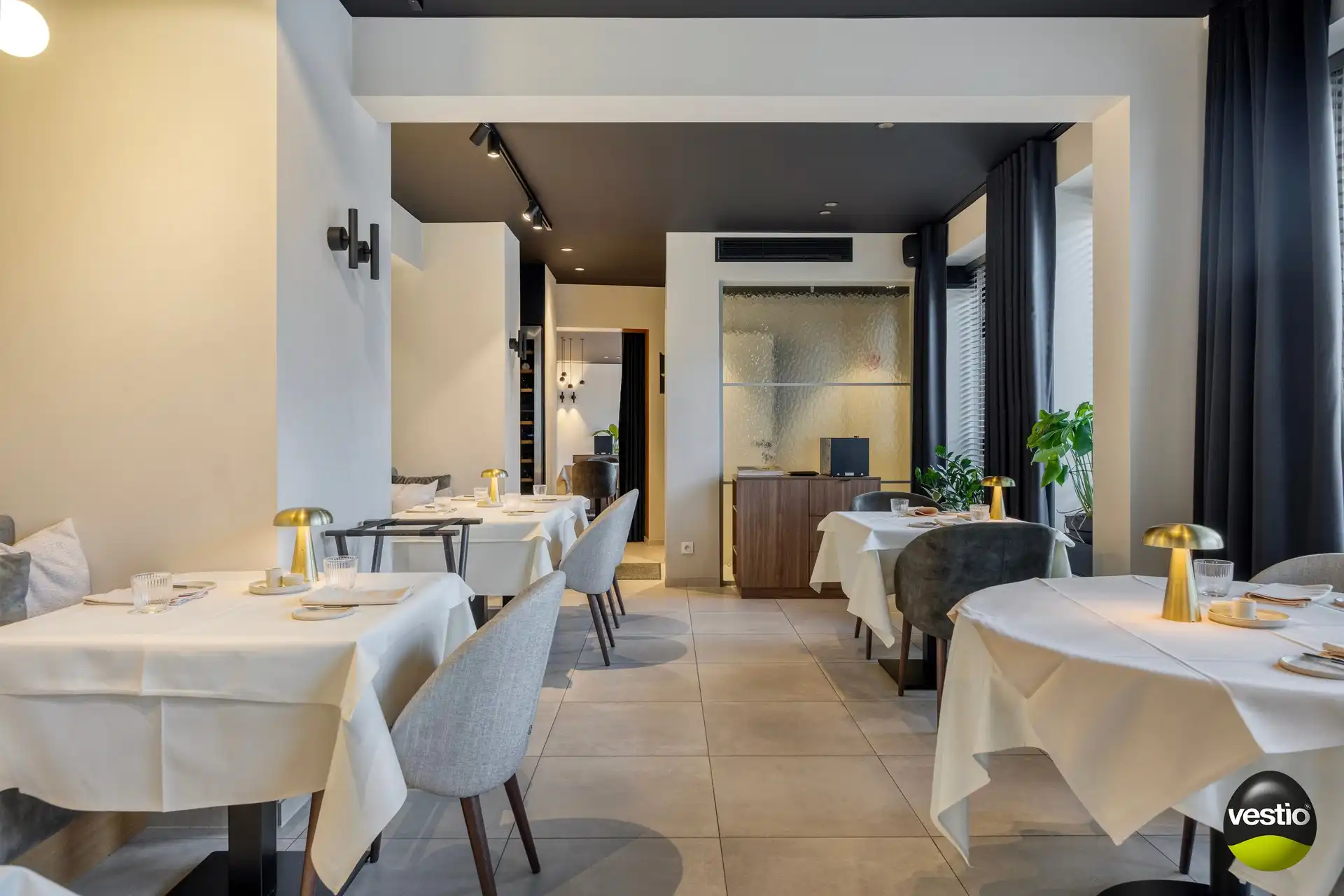 Handelshuis met absolute topligging en verhuurd bovenliggend appartement in hartje Alken. foto 4