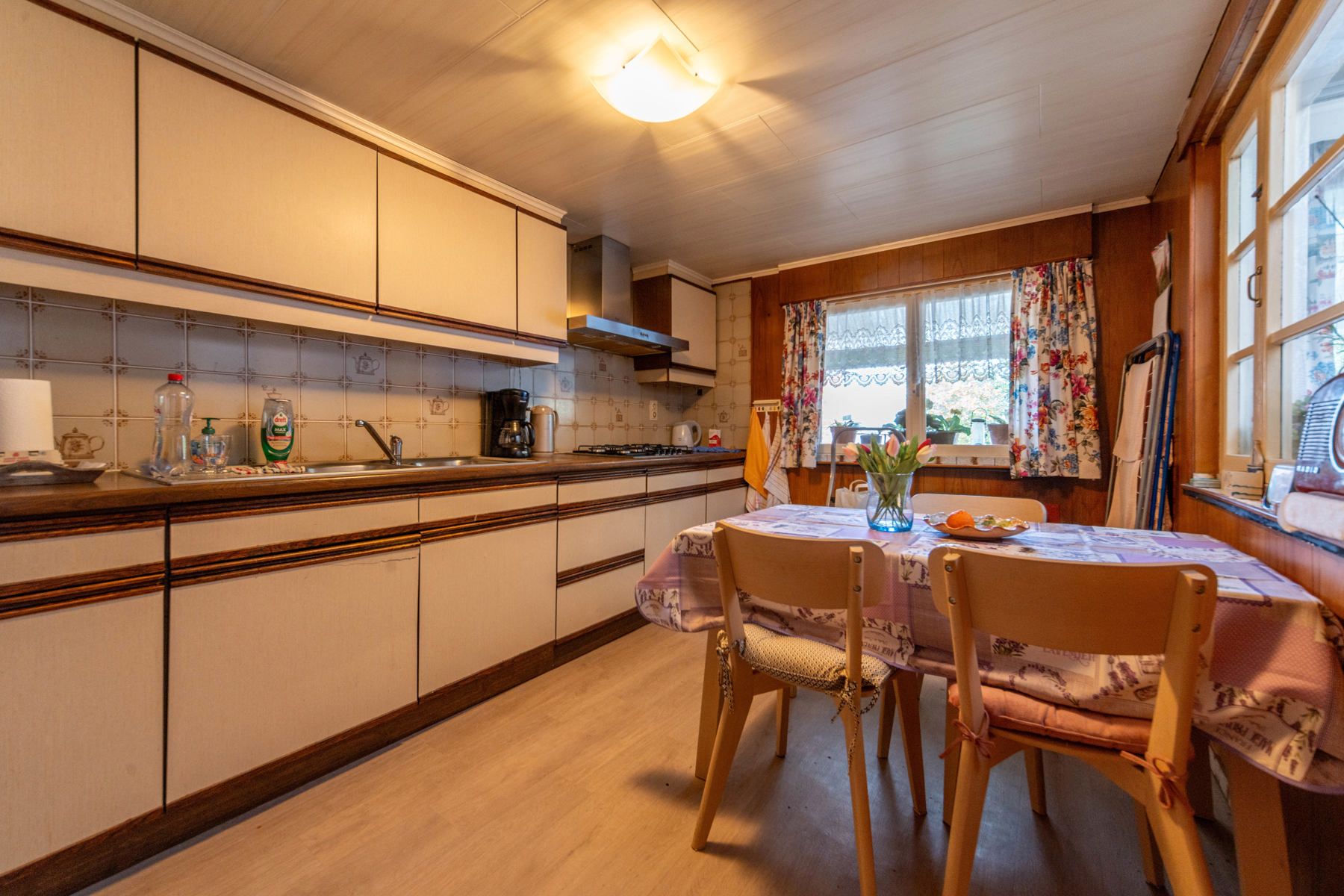 Ruime te renoveren woning met leuke tuin.  foto 8