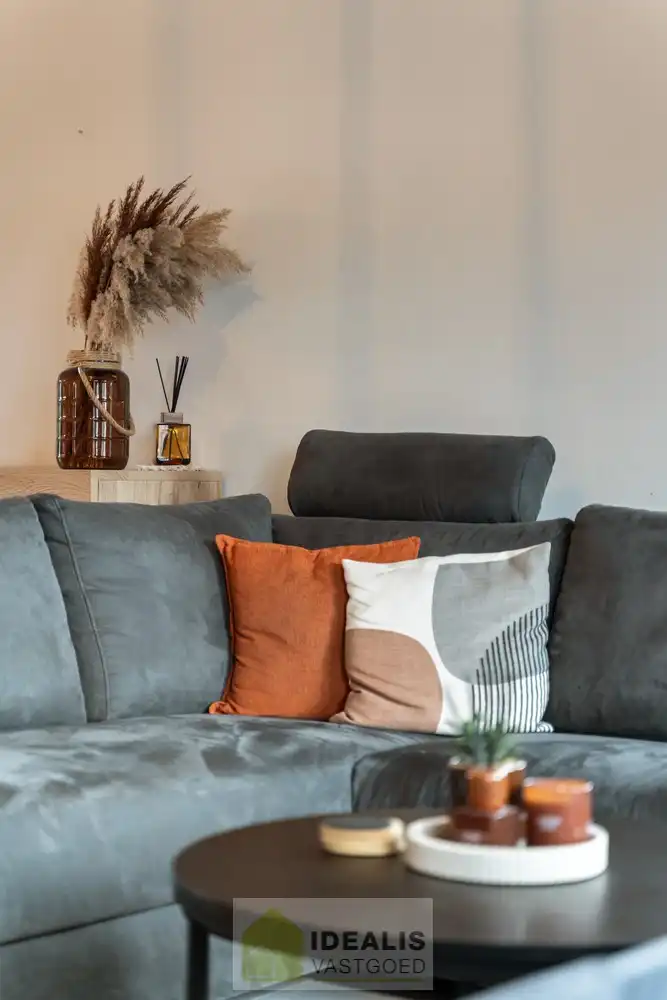 IDEALIS VASTGOED – ZEER RUIME EENGEZINSWONING MET EEN KNAPPE LEEFRUIMTE MET AANSLUITEND OPEN MODERNE KEUKEN, MOMENTEEL 3 SLAAPKAMERS MAAR MOGELIJKHEID TOT 4 SLAAPKAMERS, 2 BADKAMERS, ONDERKELDERD EN VOLLEDIG AANGELEGD MET EEN KNAPPE TUIN EN HEERLIJK OVERDEKT TERRAS OP EEN PERCEEL VAN 5A 63CA! Deze ruime gezinswoning omvat +- 215m² netto bewoonbare oppervlakte met een aangename woonkamer bestaande uit zit-en eetgedeelte, een open moderne keuken, 3 slaapkamers maar mogelijkheid tot 4 slaapkamers en 2 badkamers. Een unieke kans voor kandidaten op zoek naar een ééngezinswoning voorzien van alle faciliteiten en comfort op een fijne locatie in een residentiële wijk tussen de centra van Oudsbergen, Bocholt, Bree en Peer! De huidige eigenaars hebben de woning in 2023 grondig gerenoveerd en o.a. voorzien van vloerverwarming, een warmtepompboiler en 2 lucht-luchtsystemen om te koelen en warmen!! foto 10