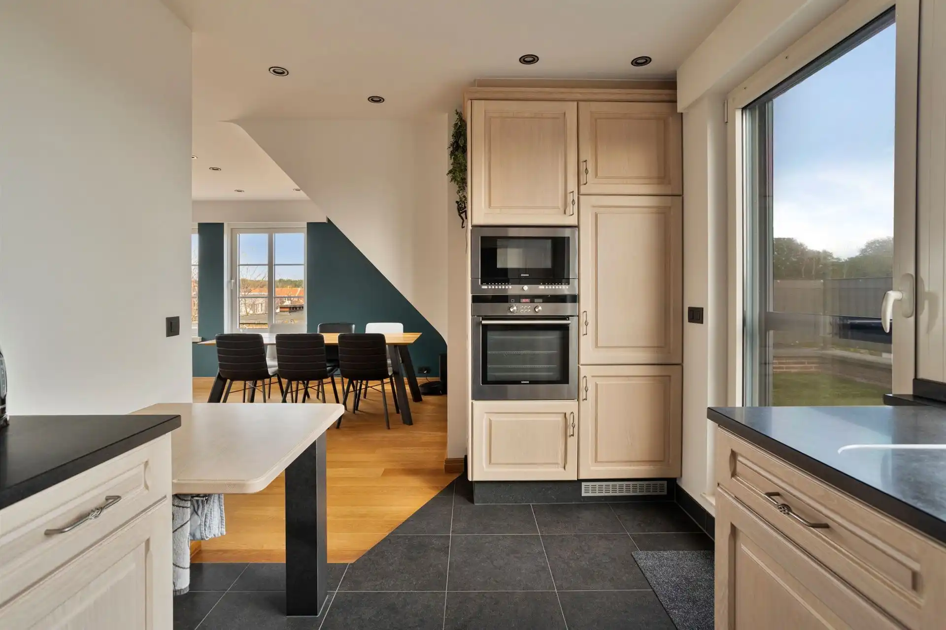 Instapklaar appartement met 2 slpk's, terras, garage en berging! foto 8