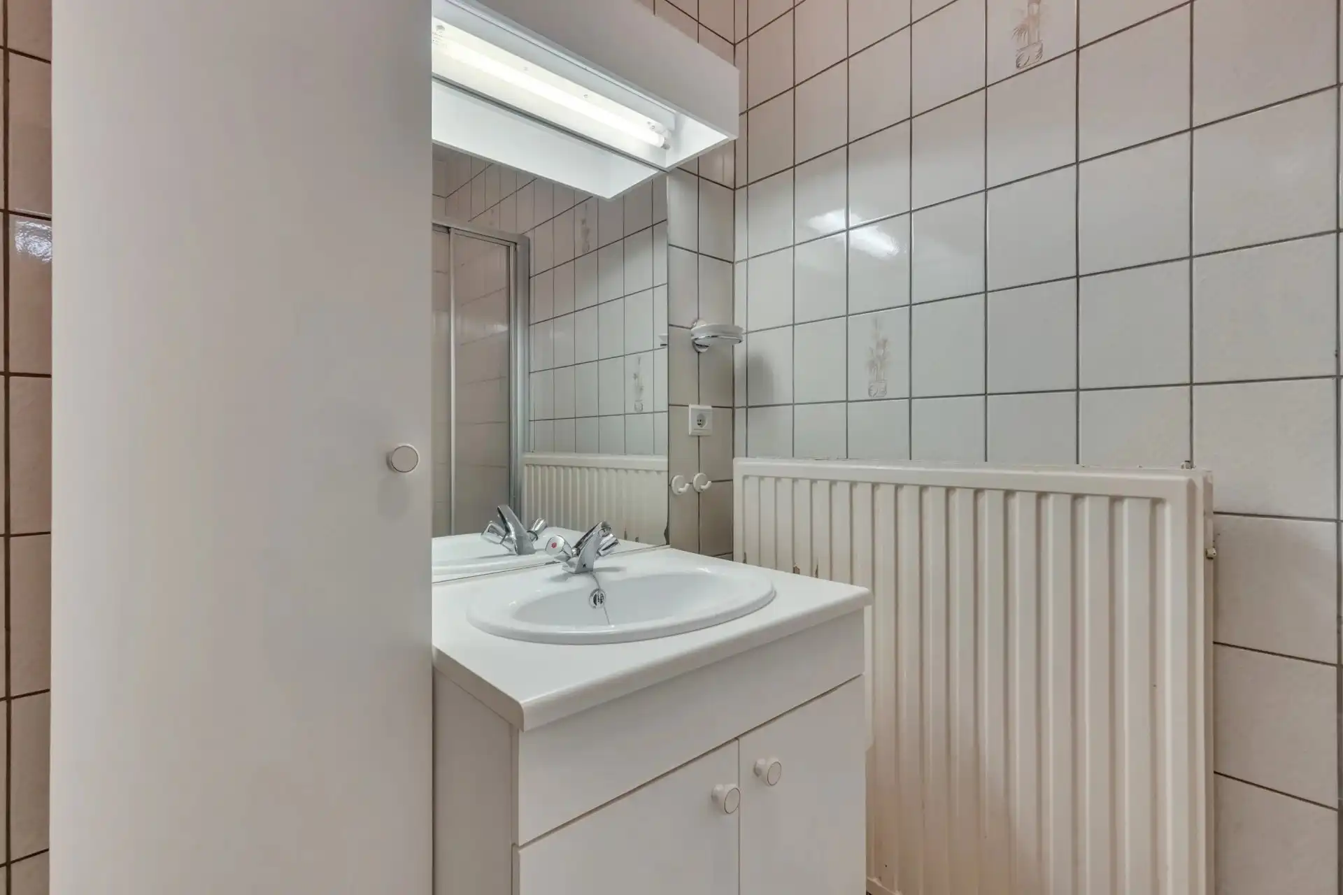 Charmante woning met drie slaapkamers, tuin en garage foto 12