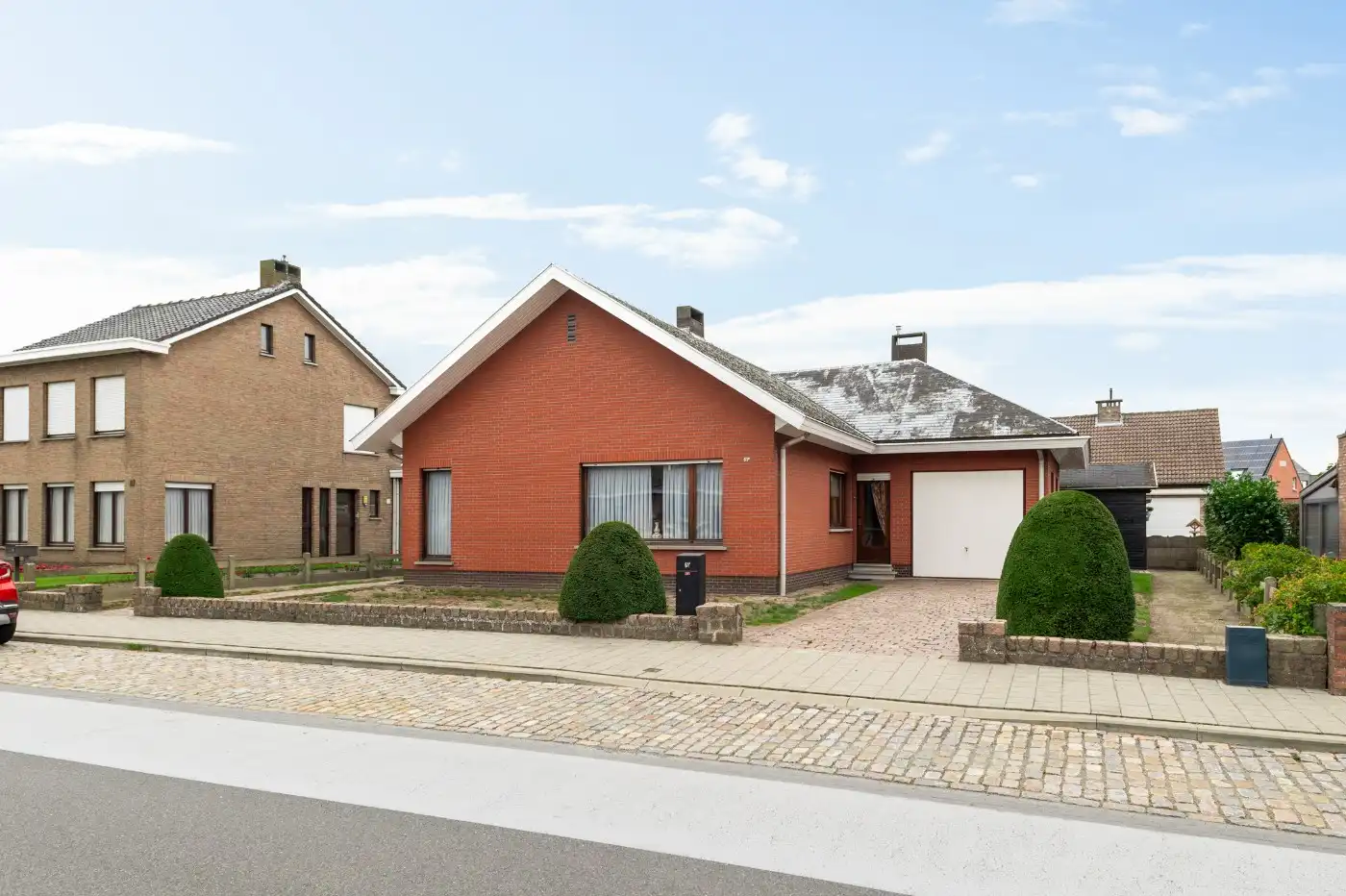 Vrijstaande woning met 2 à 3 slpk., inpandige garage en tuin foto {{pictureIndex}}