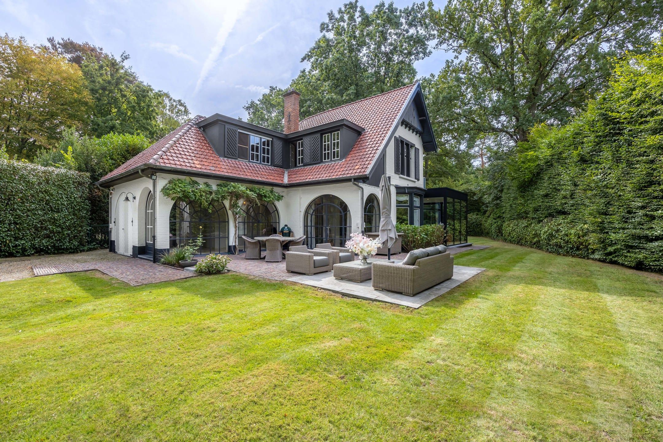 Karaktervolle villa op ca 1.780 m² met bijgebouw en garage foto 2