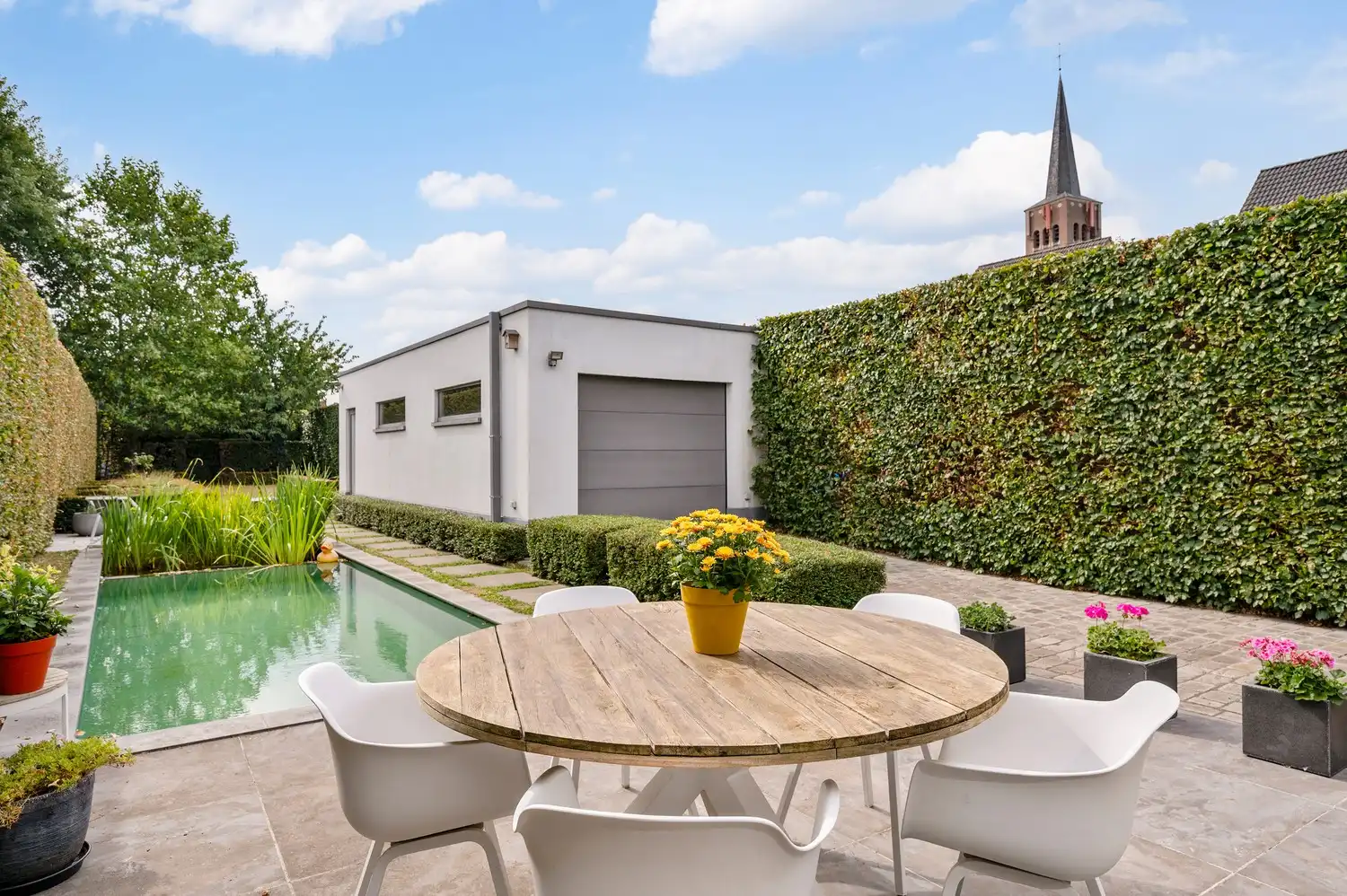 Halfopen woning op toplocatie met zwemvijver en garage. foto 34