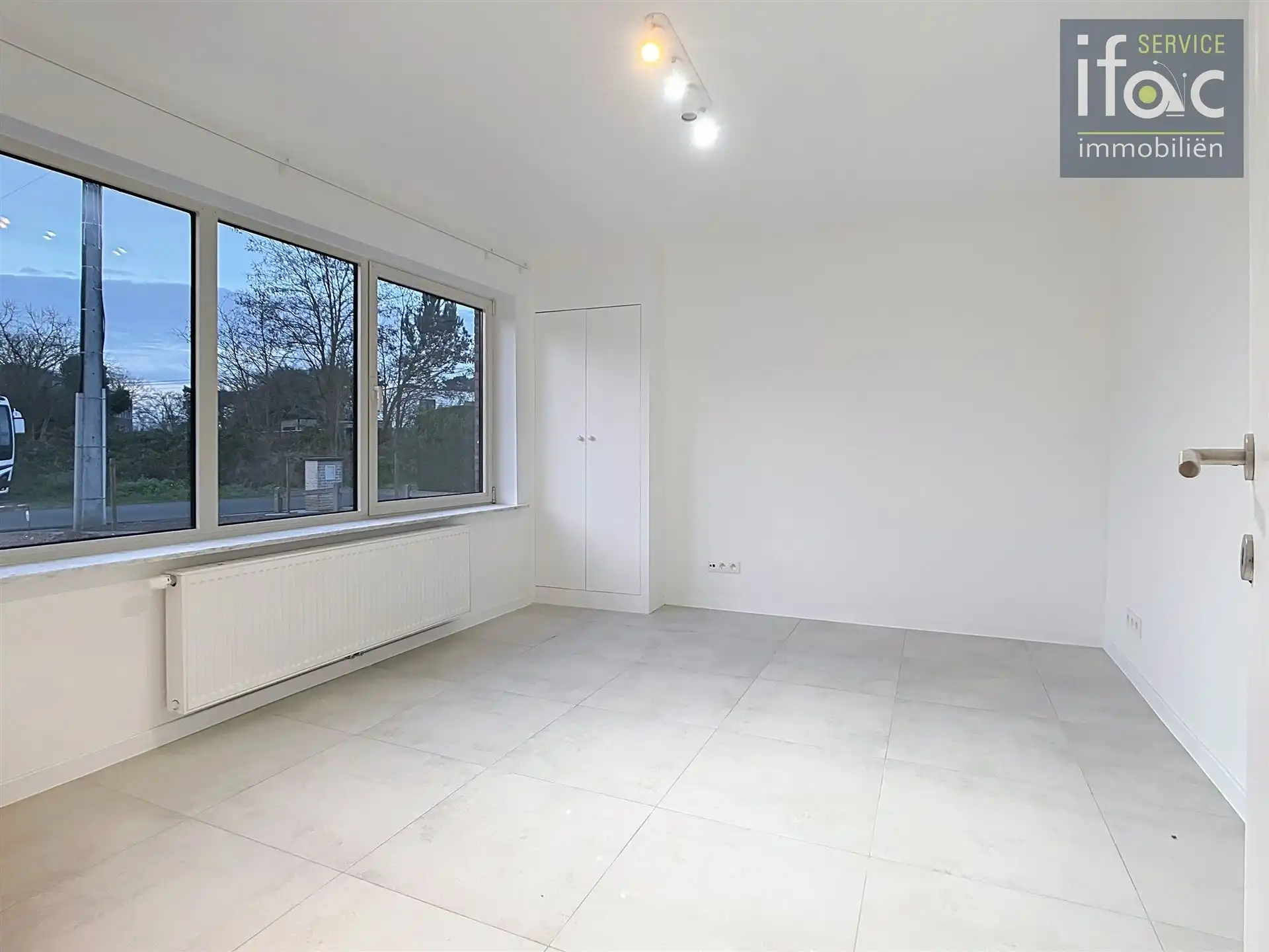 Volledig gerenoveerde woning met tuin, parking, 3slpks, badk foto 6