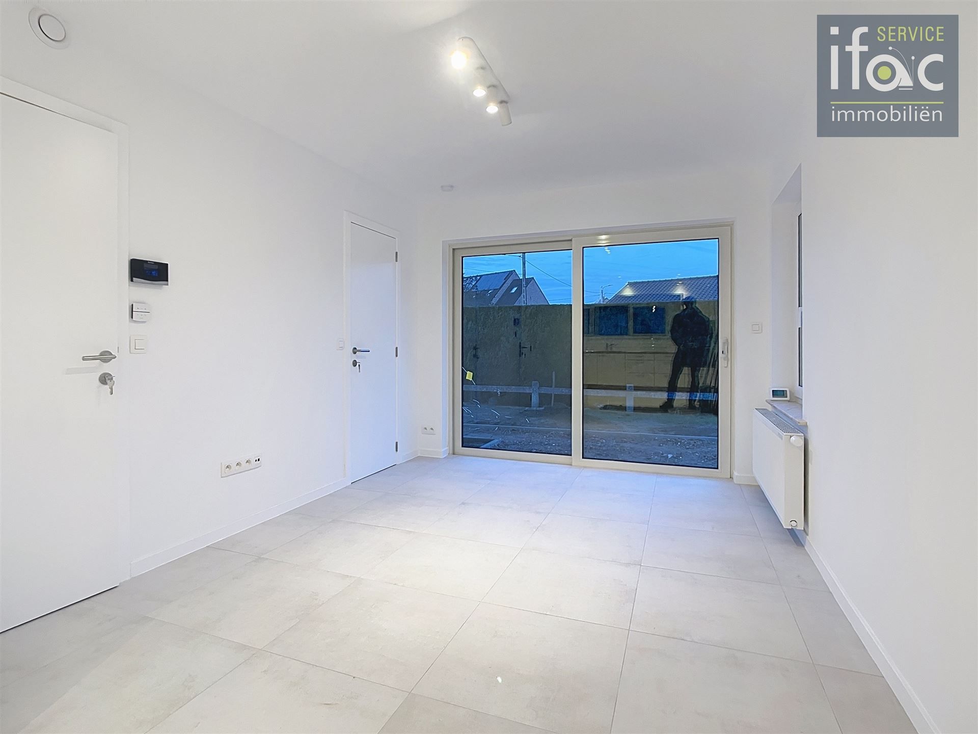 Volledig gerenoveerde woning met tuin, parking, 3slpks, badk foto 6