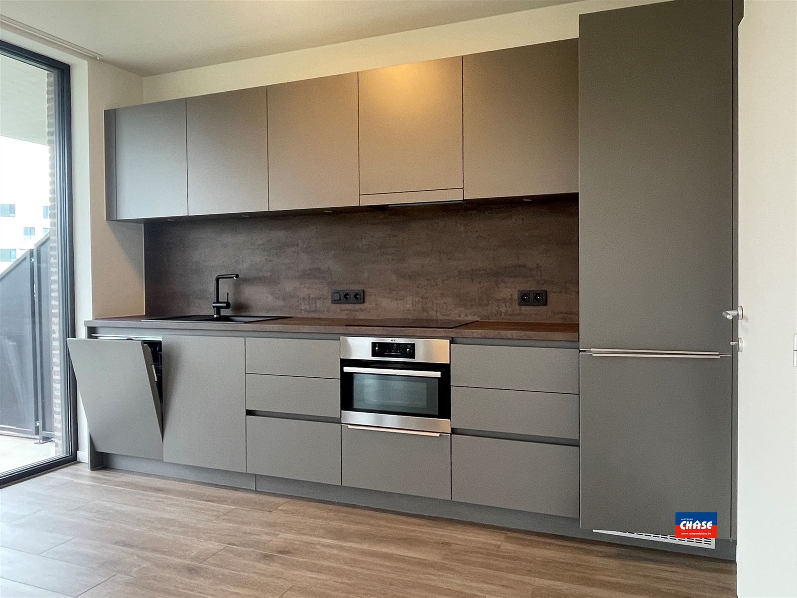 Knap nieuwbouwappartement met 2 slaapkamers, groot terras met prachtig uitzicht en ondergrondse autostaanplaats foto 11