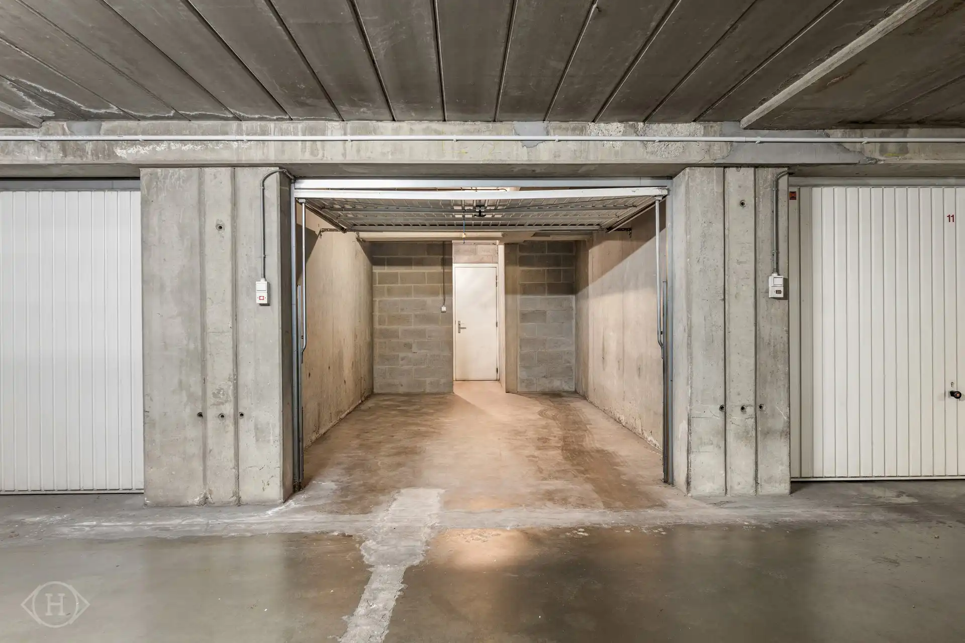 Volledig gerenoveerd 2-slpk appartement met garagebox foto 21