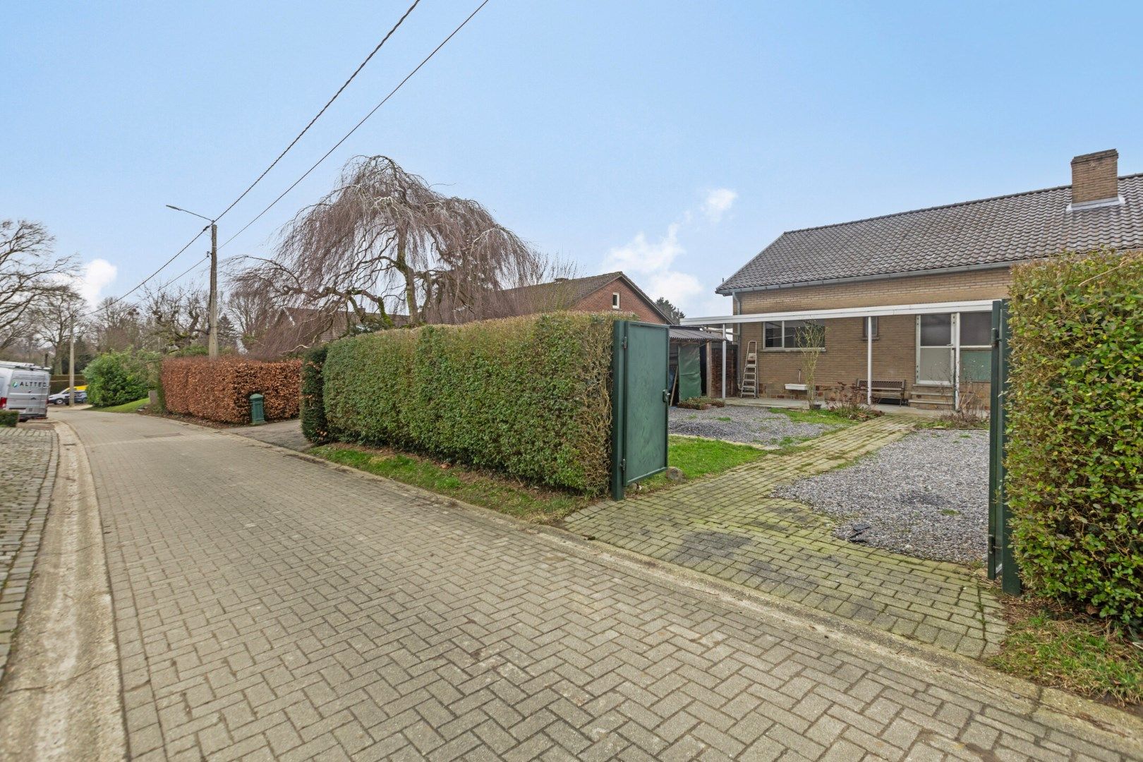 Ruime woning met 5 slaapkamers + inrit aan achterzijde foto 2