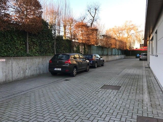 RUIM GELIJKVLOERS APPARTEMENT MET 2 PARKINGS foto 14