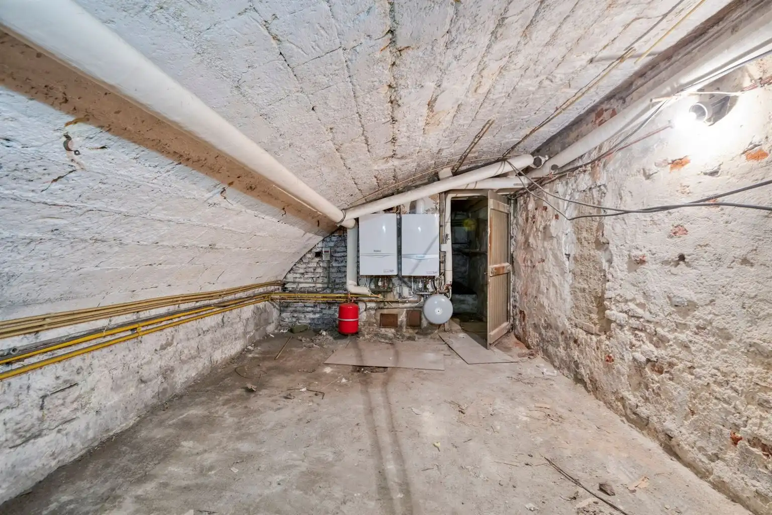 Karaktervol hoekpand met handelsruimte en ruime woning op een absolute topligging aan de Bosstraat in Maaseik.  foto 31