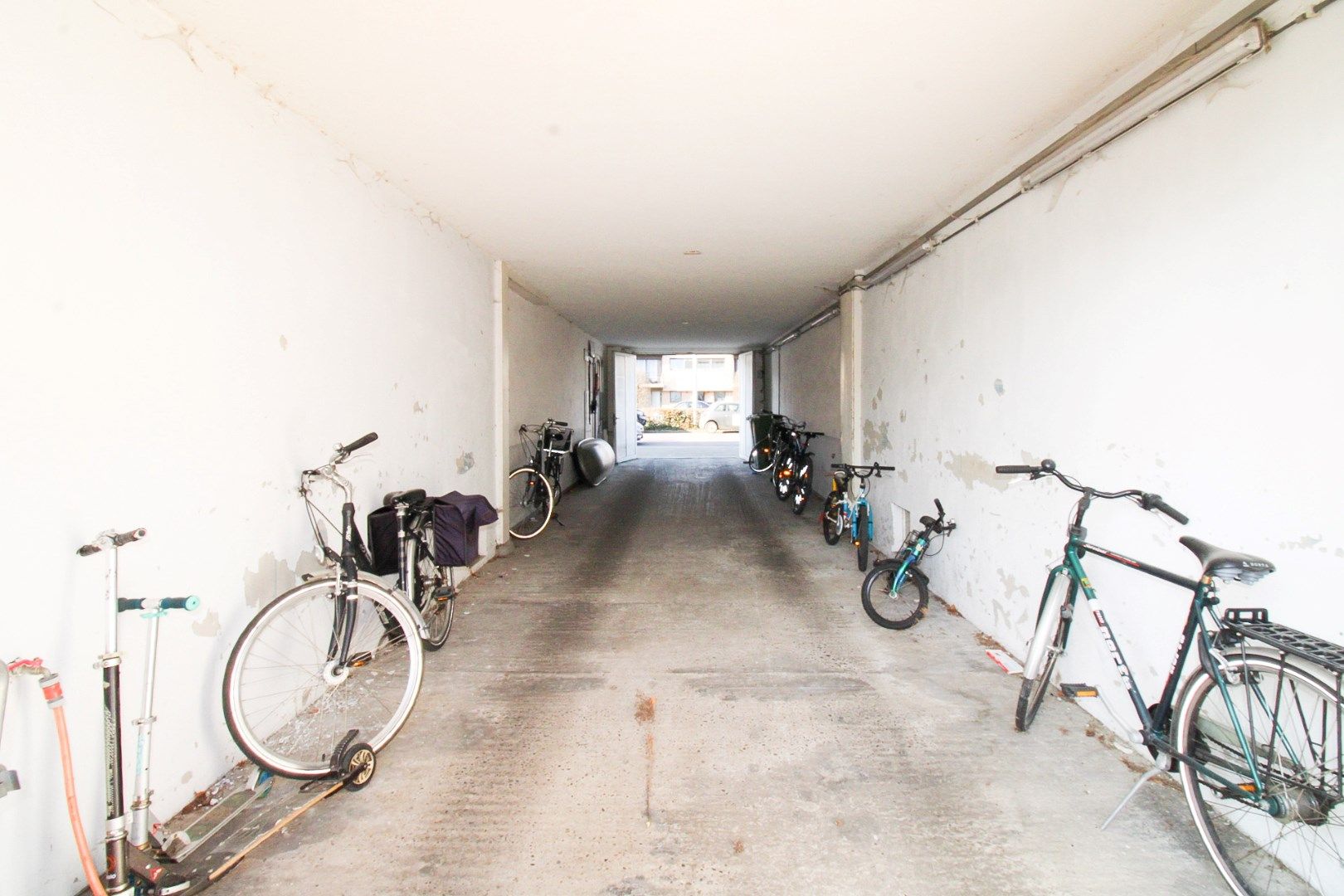 Uitzonderlijk ruim en centraal gelegen gelijkvloers appartement met drie slaapkamers, tuin én garage te koop in Deurne! foto 16