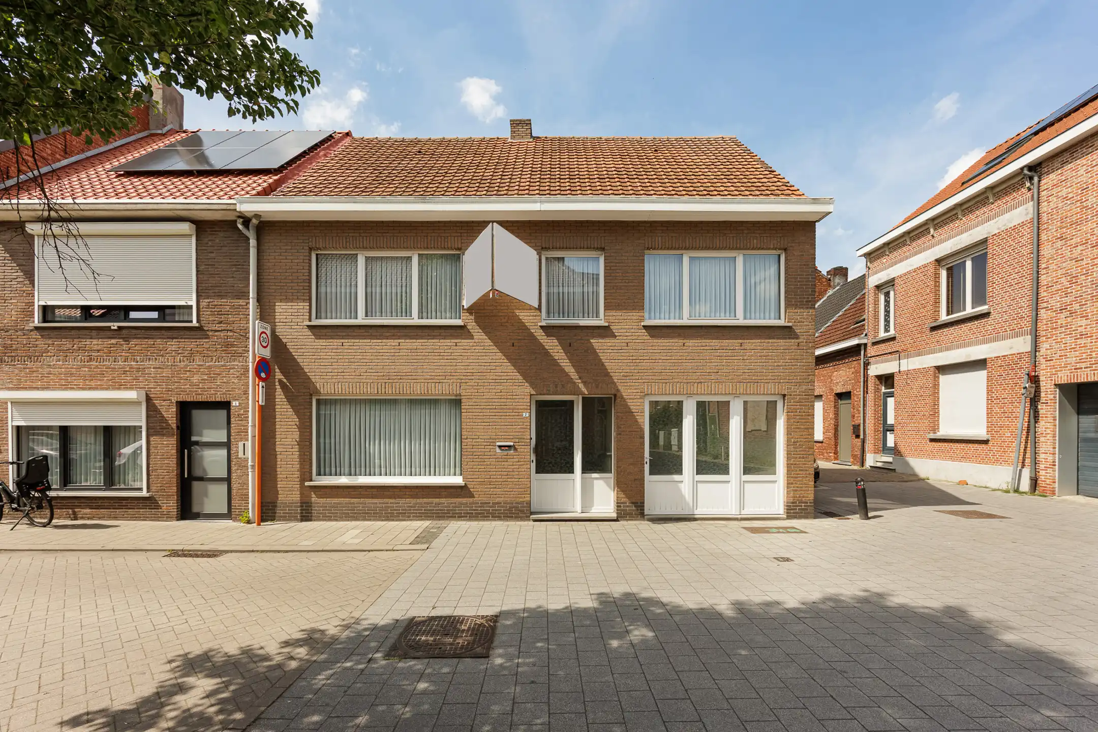 Hoofdfoto van de publicatie: Te renoveren 3slpk-woning met 2 garages & tuin nabij centrum