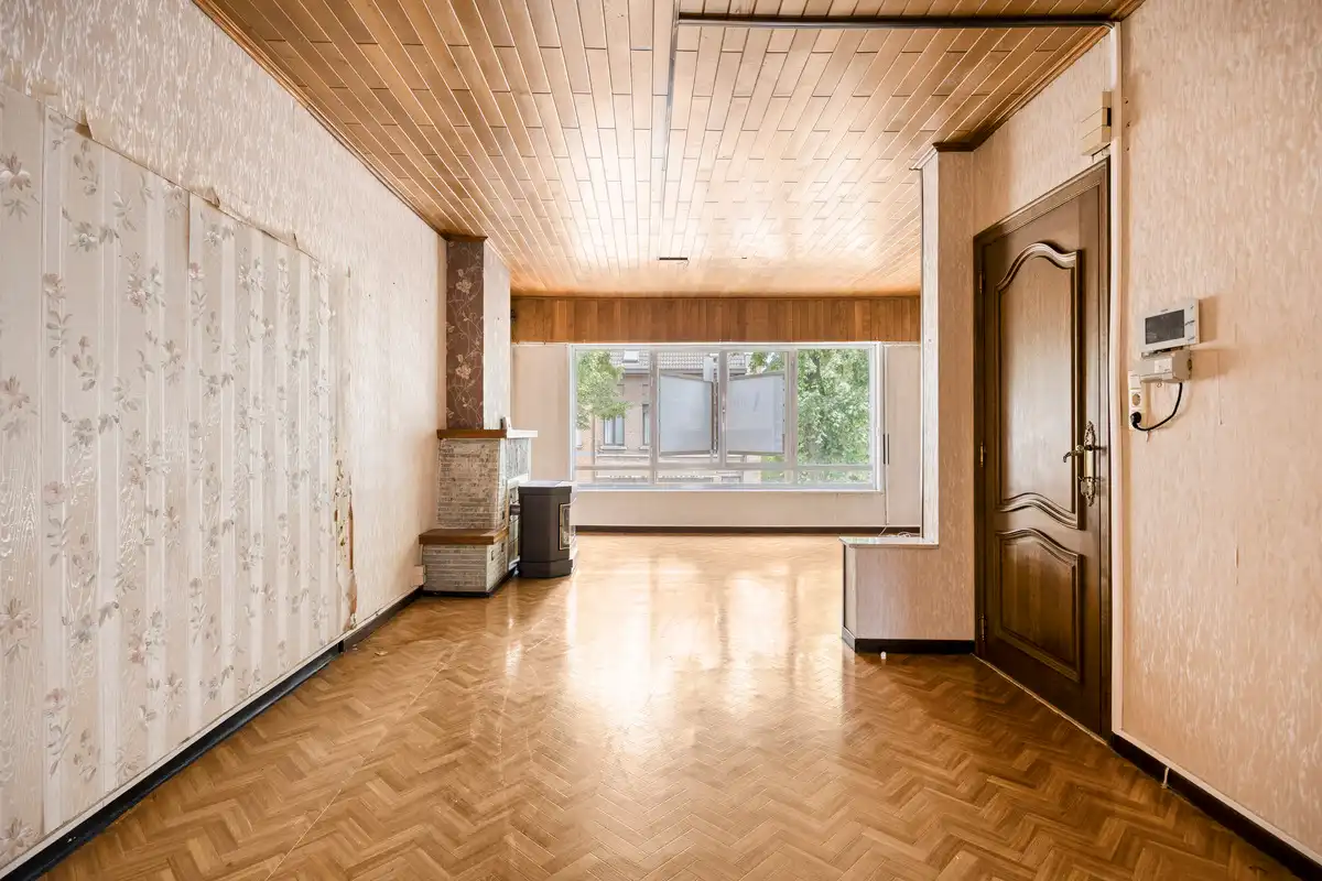 Te renoveren woning met grote garage foto 3