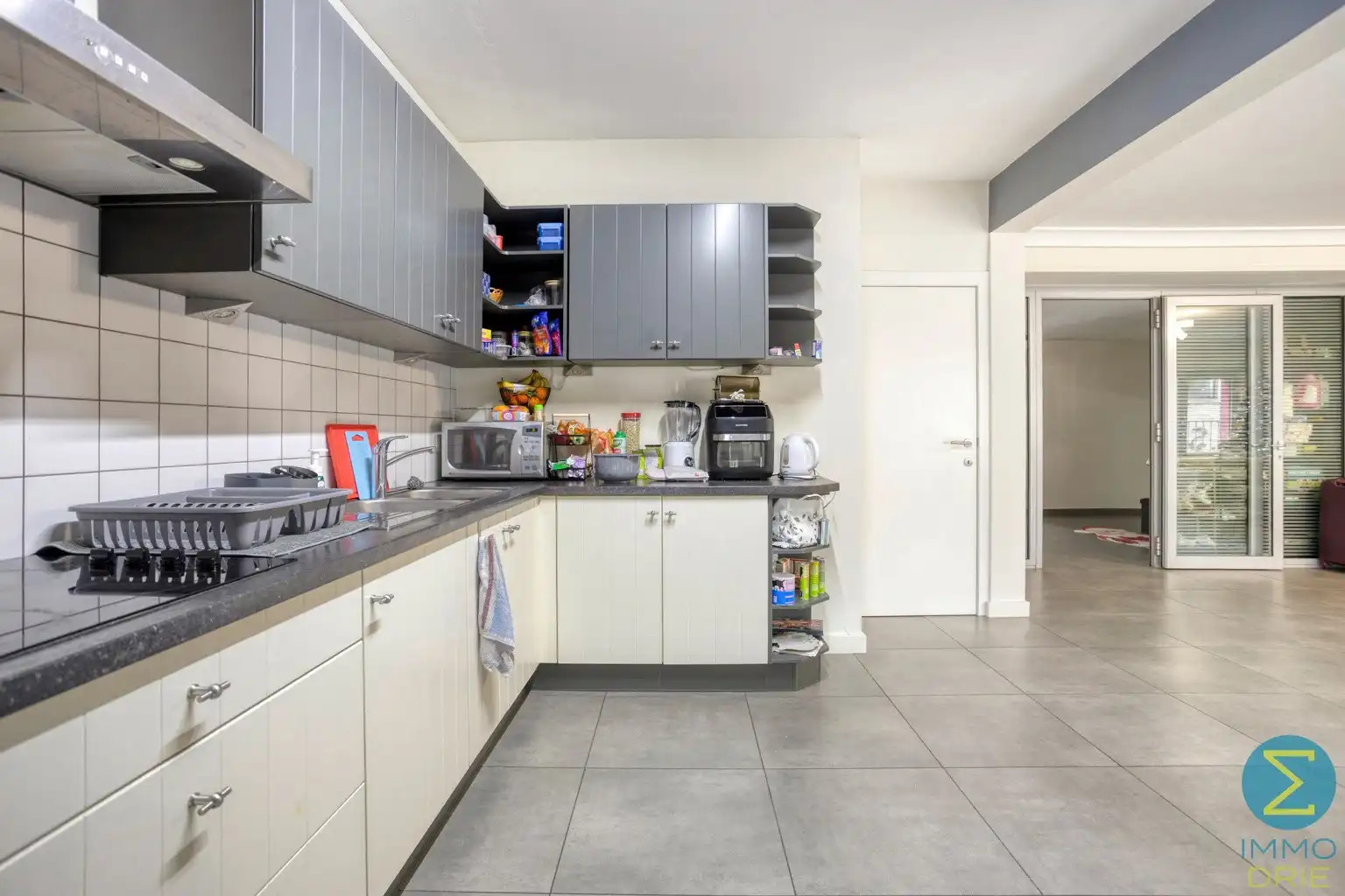 Ruim 3 slpk appartement met groot terras en autostaanplaats foto 4
