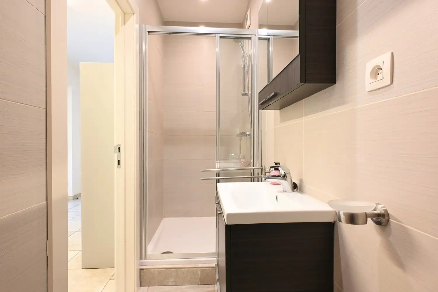 Instapklare gezinswoning met prachtige tuin en hoogwaardige afwerking foto 15