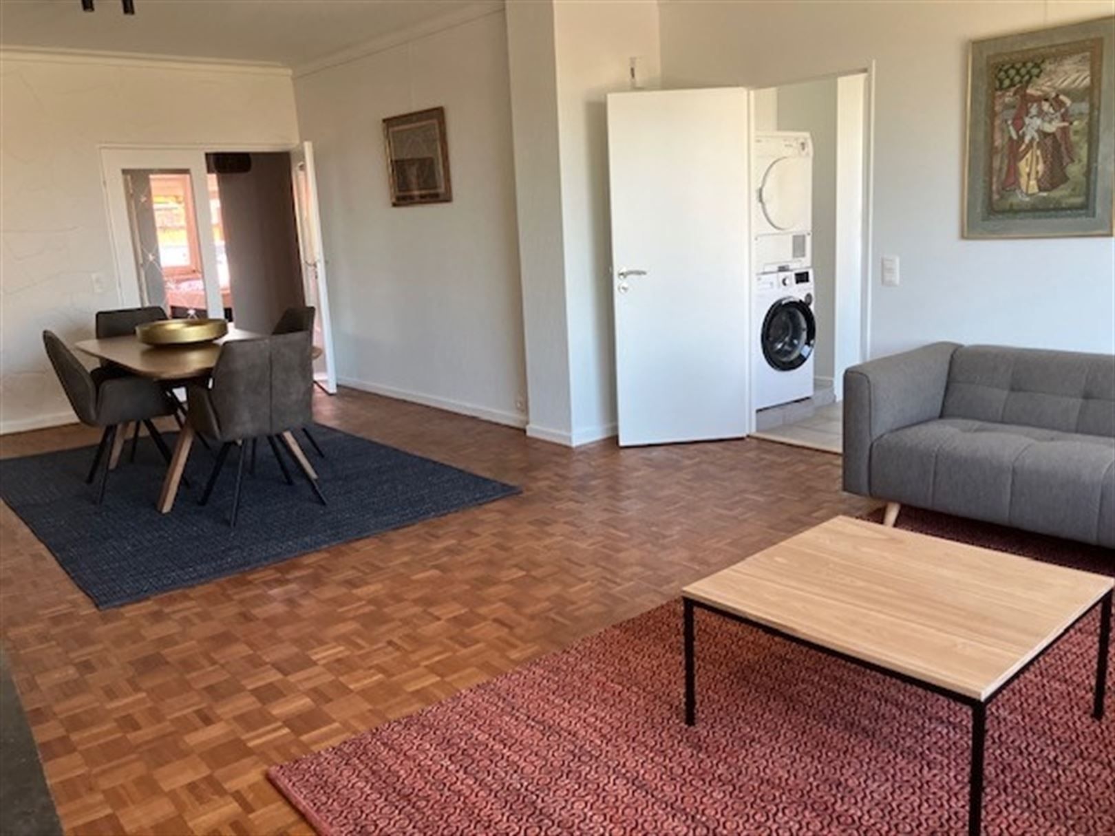 Gemeubeld appartement met 2 slaapkamers, terras en parking! foto 2