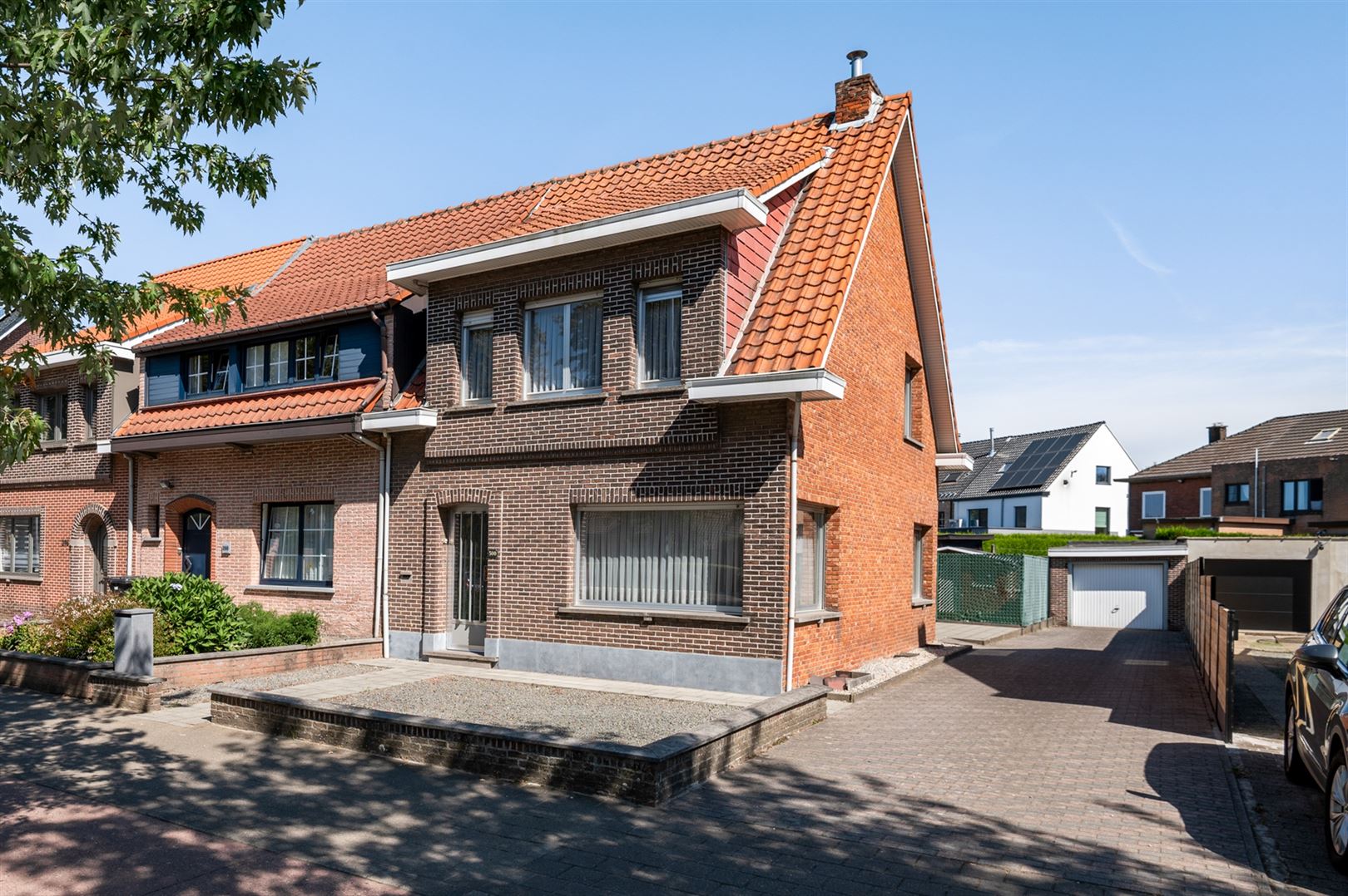 Hoofdfoto van de publicatie: Te renoveren halfopen woning met 3 slaapkamers en garage.