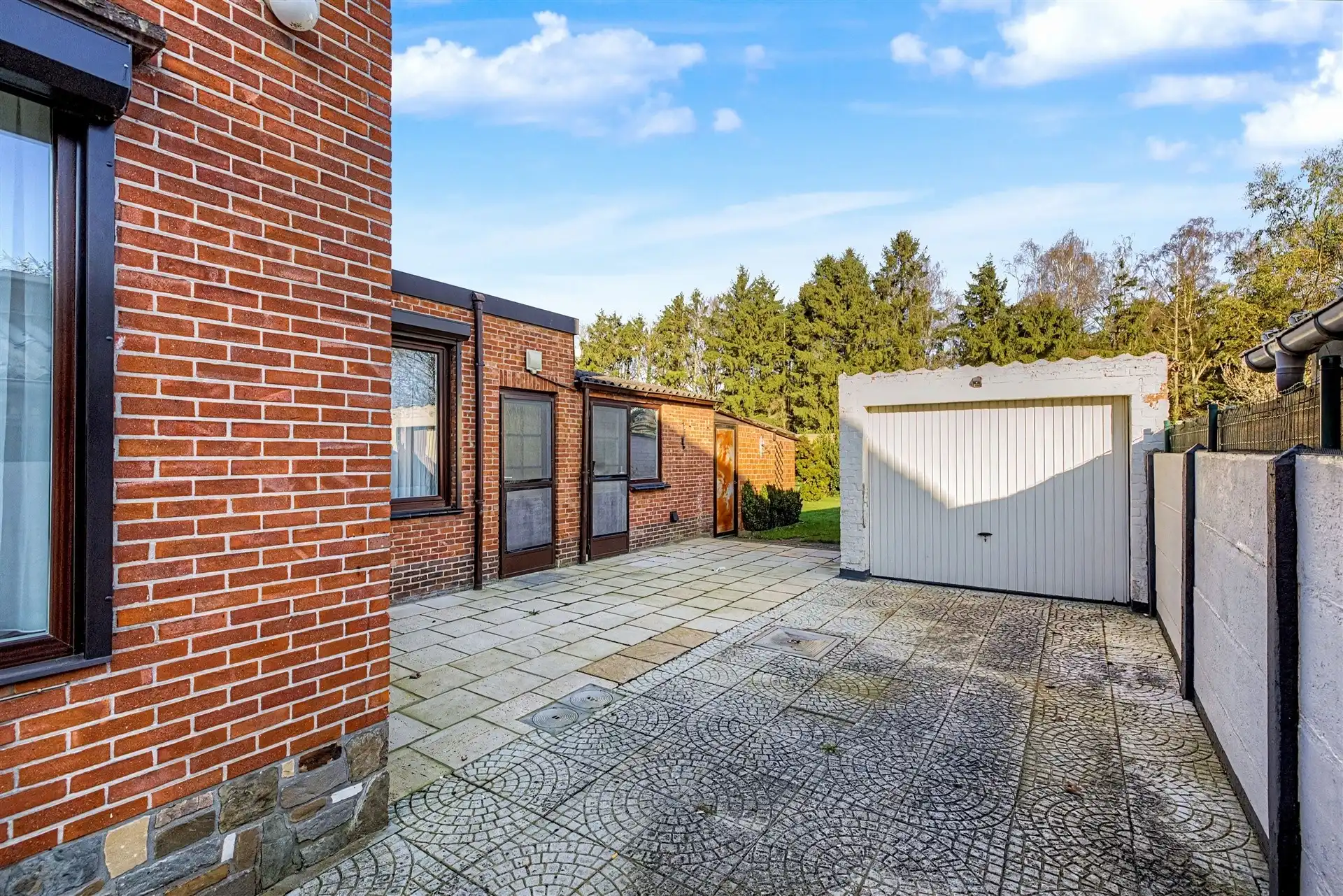 Uitstekend gelegen halfopen bebouwing met ruime oprit, 3 slaapkamers en uitgestrekte tuin foto 19