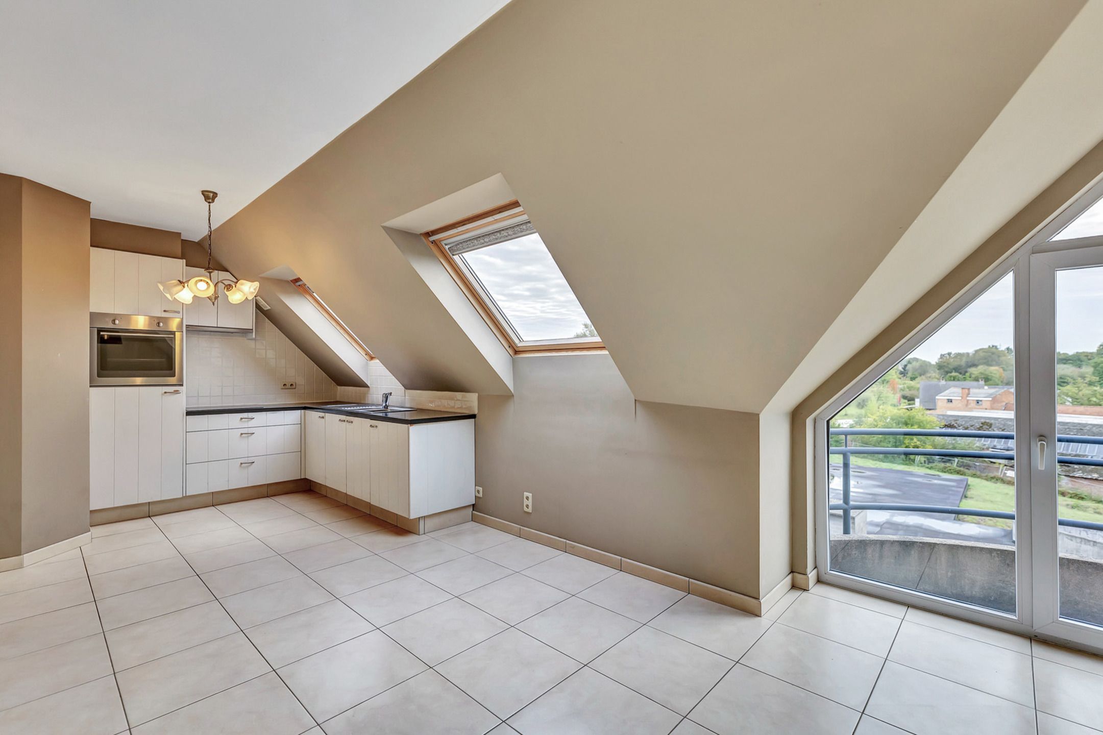 Instapklaar dakappartement in het centrum van Denderhoutem foto 2