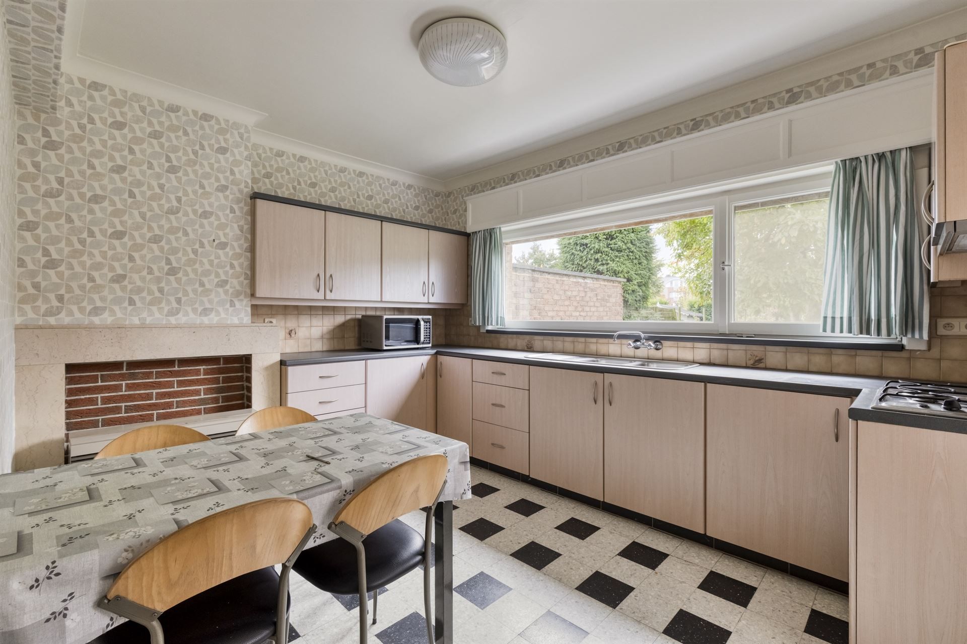 Zeer gunstig gelegen burgerwoning met o.m. 3 slpks. foto 6