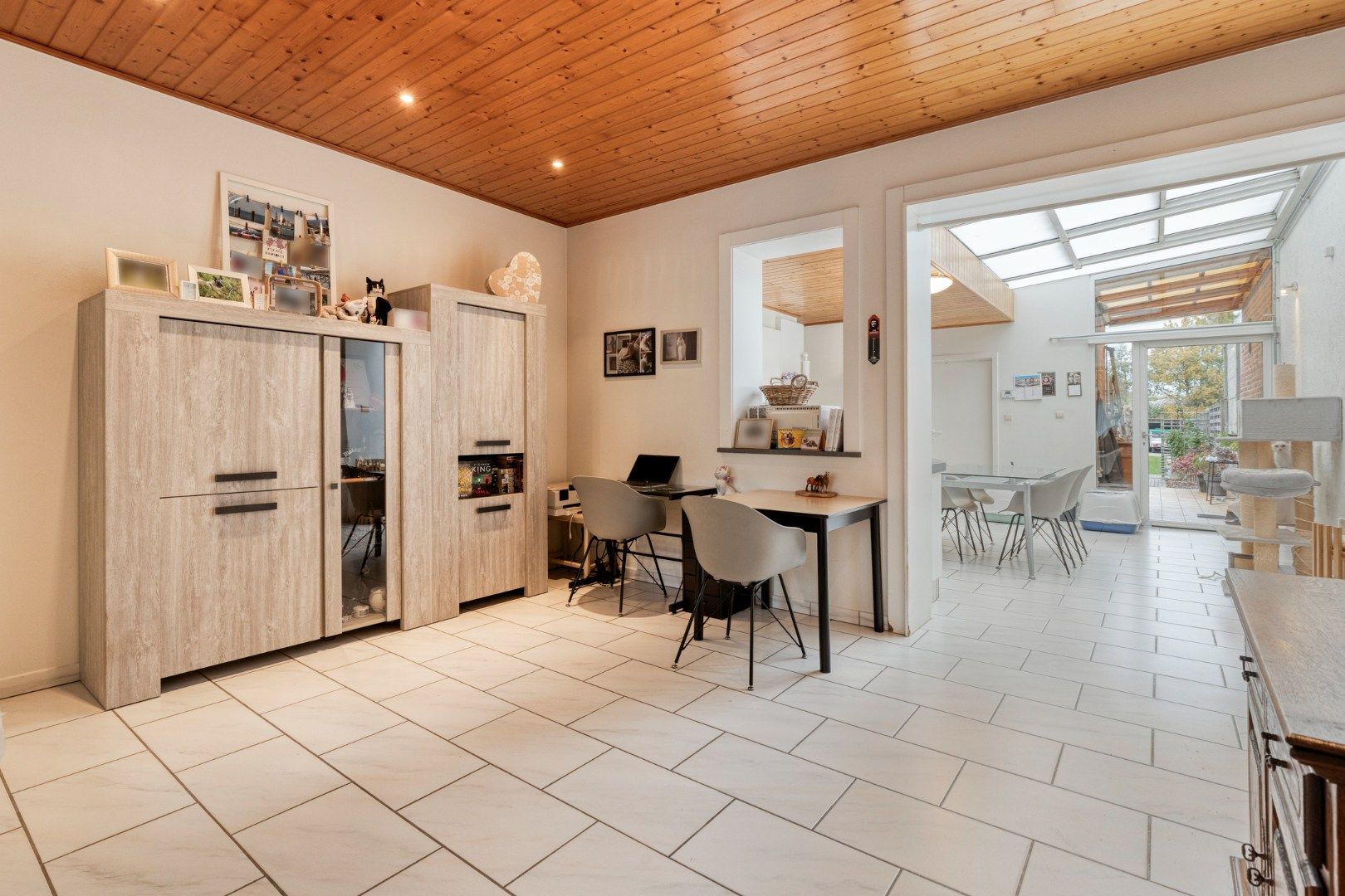 Verzorgde woning met diepe tuin, carport én uitweg! foto 2