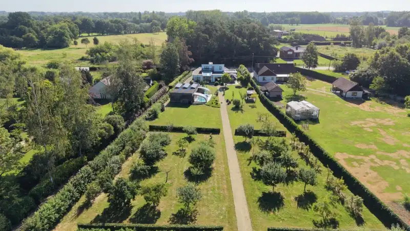 Moderne villa van 247m² op 58 are met bijgebouw-garage en zwembad foto 8