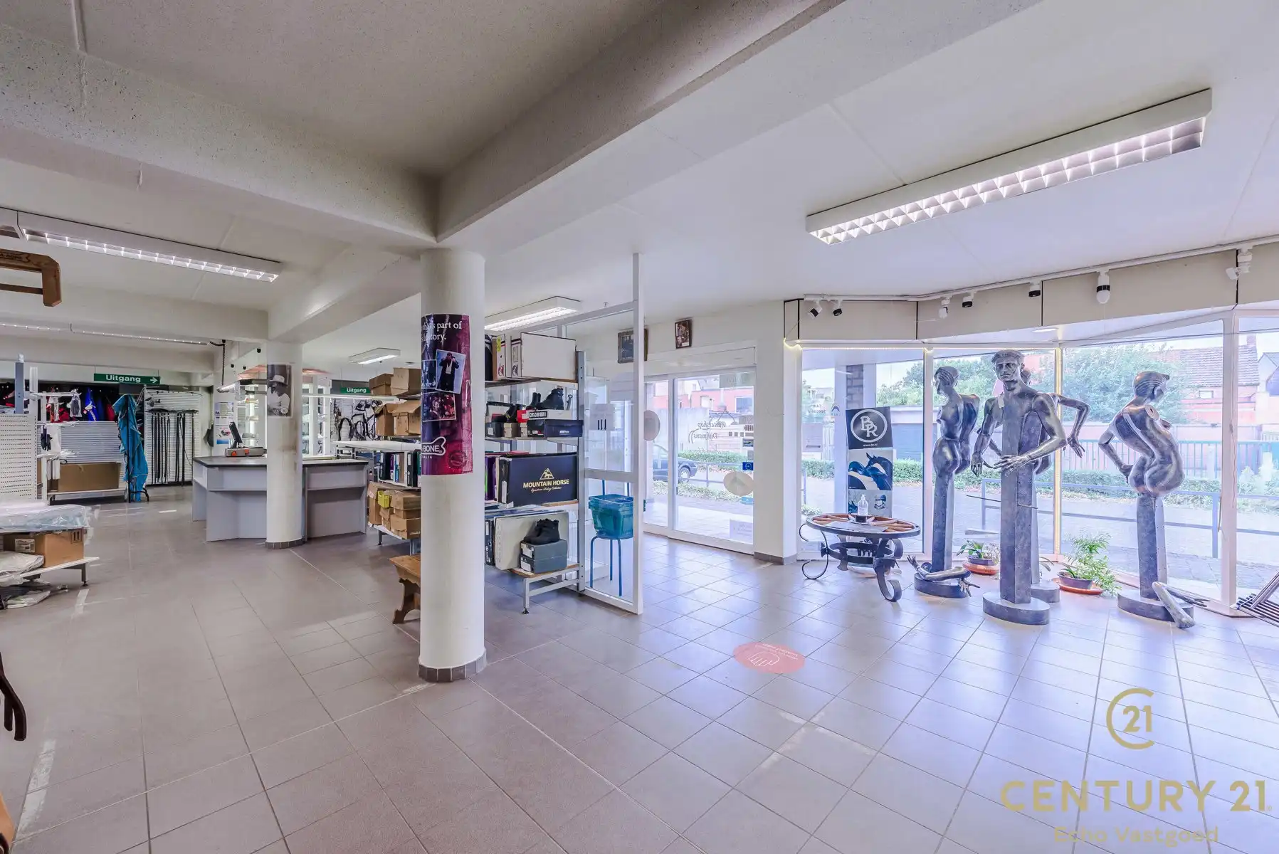 Topgelegen handelspand met magazijn en privatieve parking foto 4