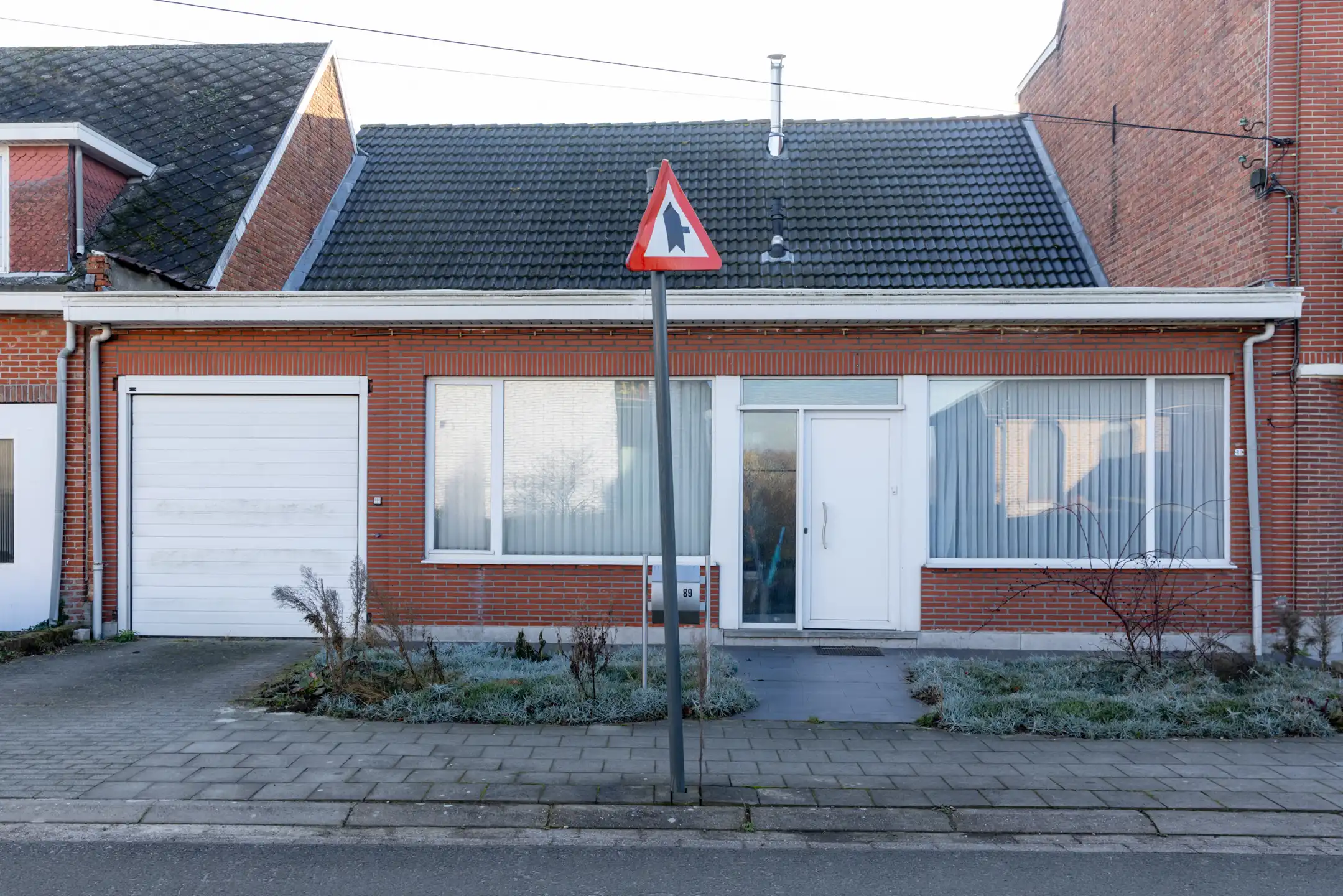 Hoofdfoto van de publicatie: Gesloten bebouwing gelegen vlak aan de dijk van de Schelde