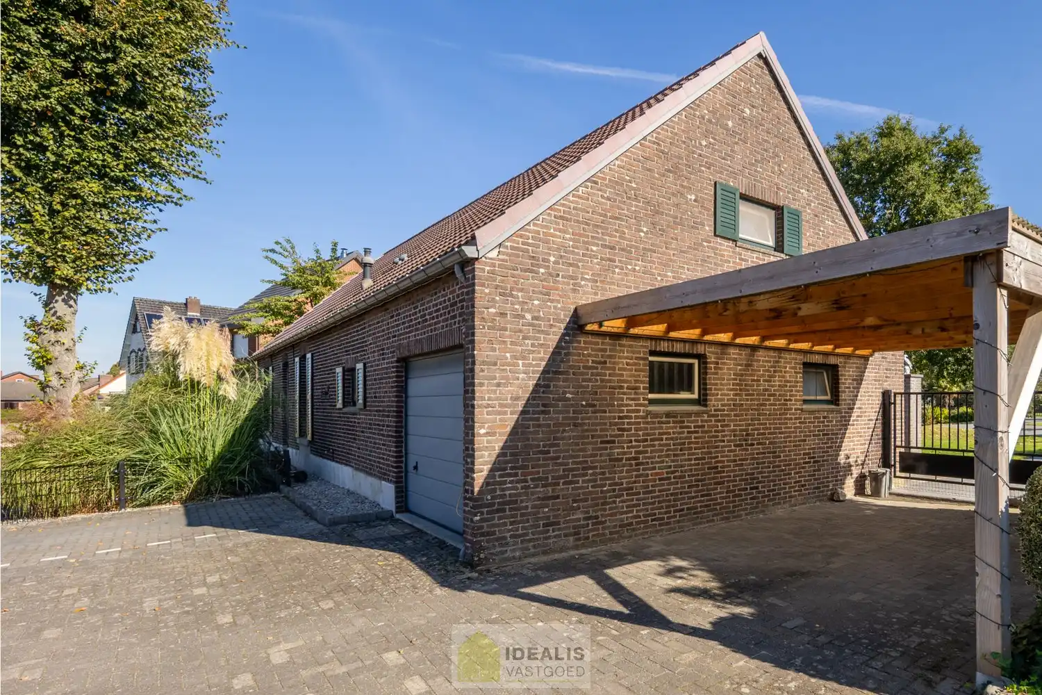 IDEALIS VASTGOED – KARAKTERISTIEKE INSTAPKLARE LANGGEVELHOEVE MET 5 SLAAPKAMERS, SFEERVOLLE LEEFRUIMTE EN AANSLUITEND VERANDA MET VOLZICHT OP DE PRACHTIGE TUIN EN ACHTERLIGGENDE WEILANDEN OP EEN PERCEEL VAN MAAR LIEFST 1,6 HECTARE (16.000M²)!! Deze karakteristieke hoeve uit 1904 omvat +- 231m² netto bewoonbare oppervlakte met een sfeervolle woonkamer die uitgeeft op de lichtrijke veranda, aansluitend een goed uitgeruste keuken voorzien van alle comfort, 5 slaapkamers waarvan één gelijkvloers en een badkamer voorzien van douche én dubbel badkamermeubel.. Deze langgevelhoeve biedt een unieke kans voor kandidaten op zoek naar een instapklare woning voorzien van alle comfort, ruimte en een prachtig aangelegde tuin met achterliggende weilanden. foto 5