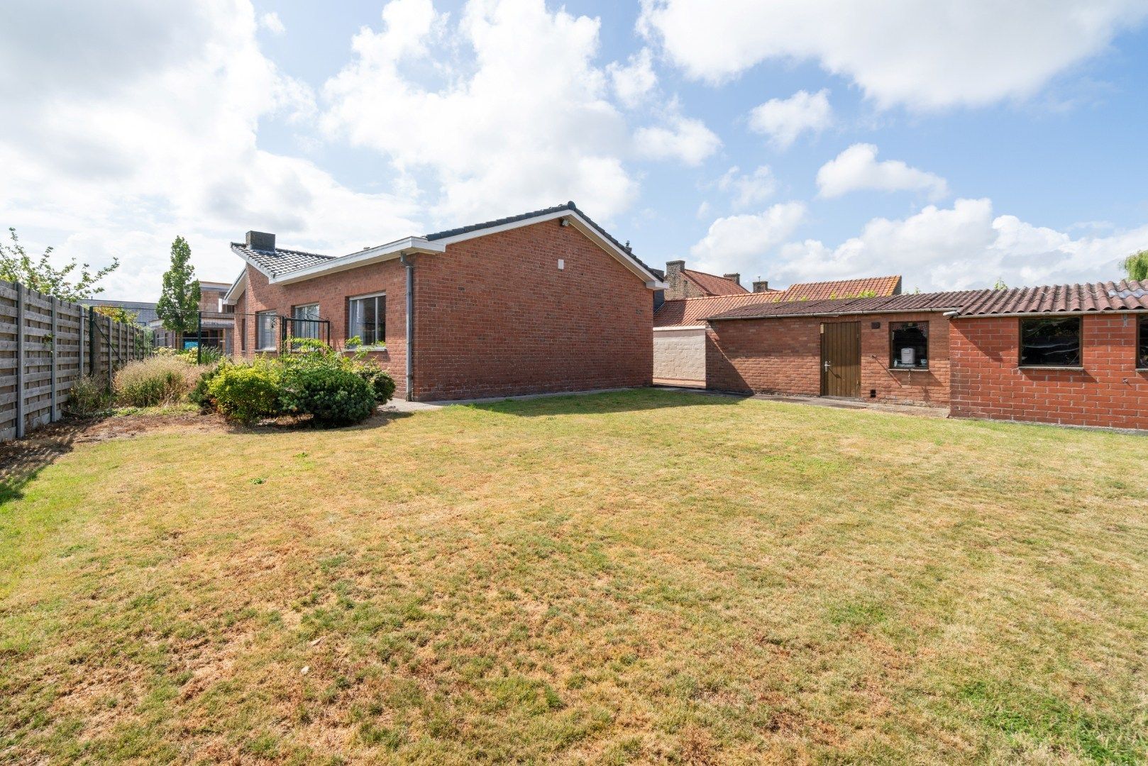 Te renoveren gelijkvloerse villa op een royaal perceel van 745 m² in de Warandestraat 65 – solide basis met groeipotentieel foto 27