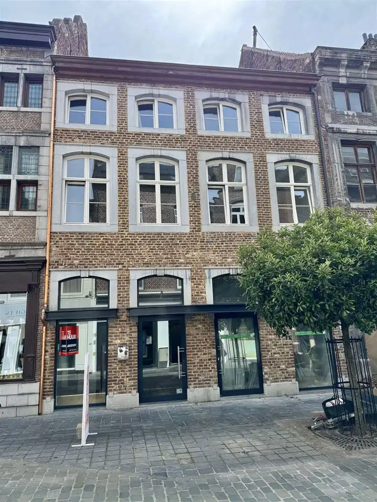Karaktervolle handelsruimte met diverse mogelijkheden in hartje Maaseik  foto 15