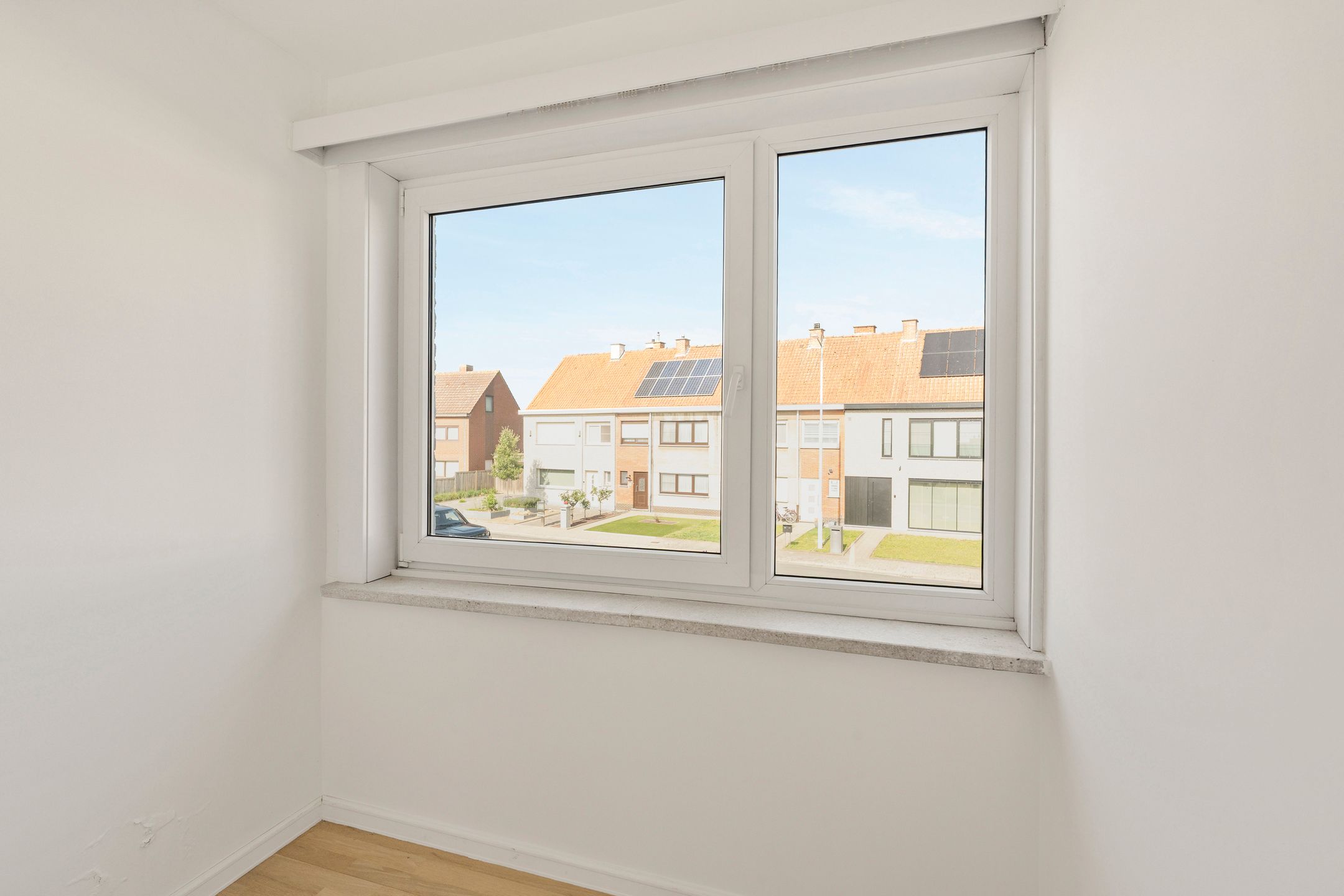 Volledig GERENOVEERDE woning met ZONNIGE TUIN en 3 SLK foto 16