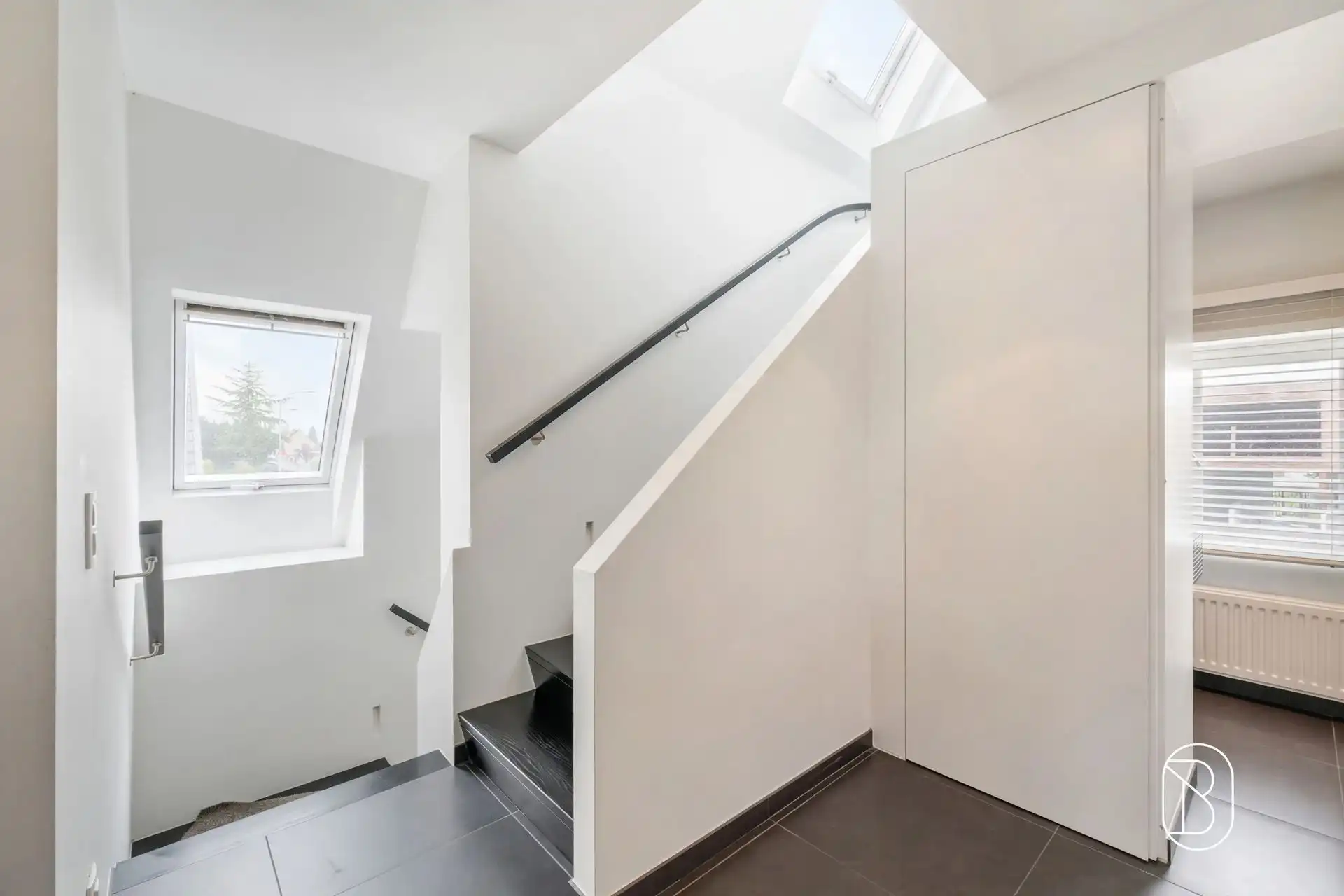 Commercieel gelegen kantoor/praktijk + woonst met atelier foto 16