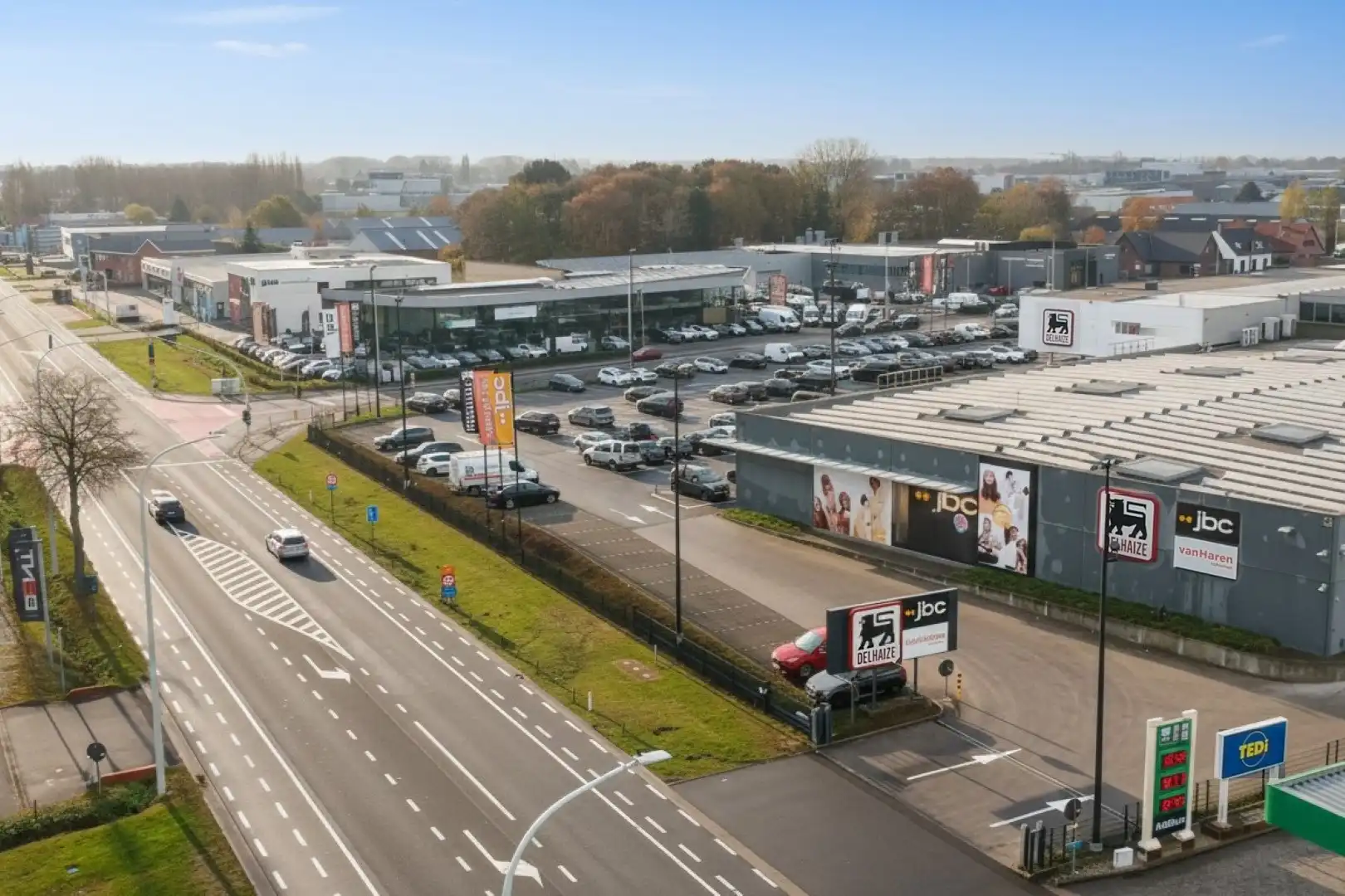  veelzijdig bedrijfsgebouw met woonst op een absolute commerciële topligging foto 3