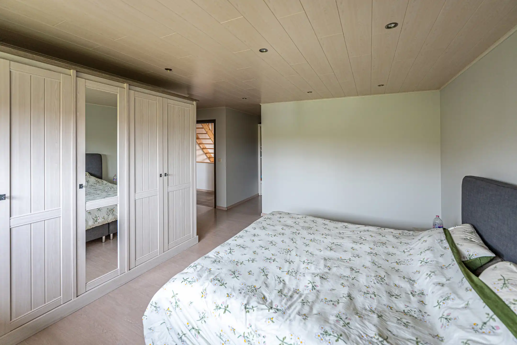 Moderne gezinswoning met inpandige garage en grote tuin. foto 20