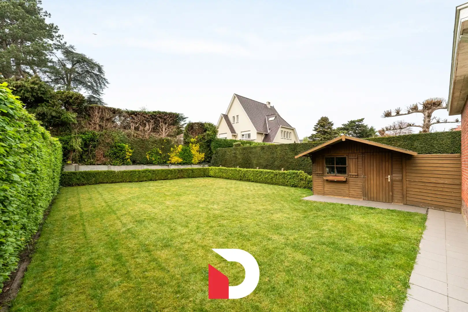 Modernistische villa met prachtige, zongerichte tuin gelegen te 'Kristus Koning'.  foto 9