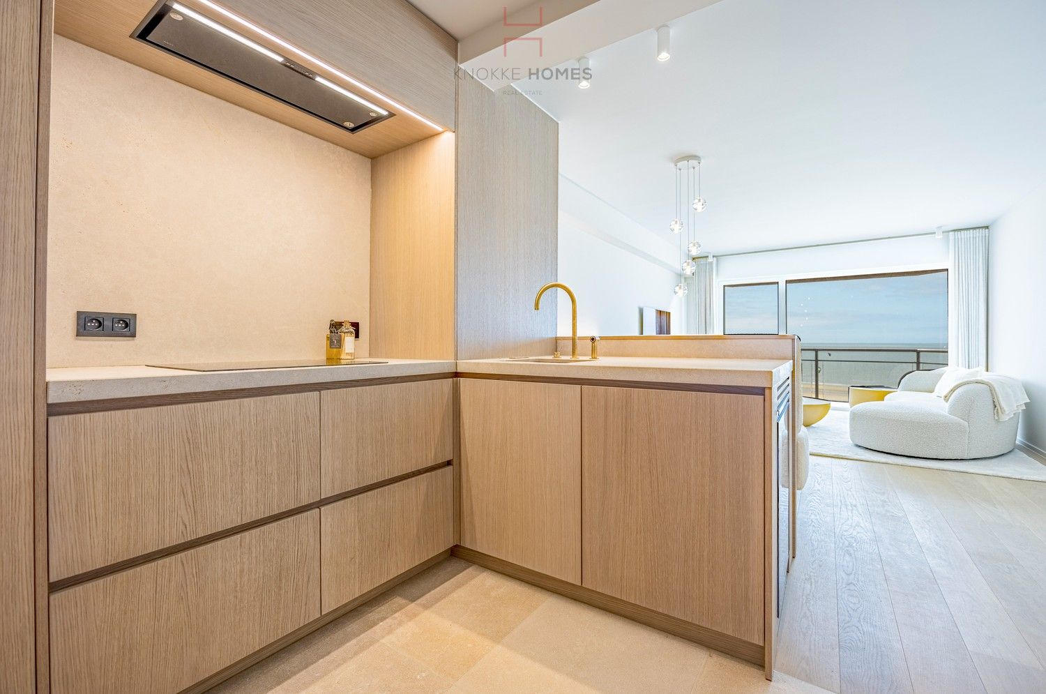 Volledig vernieuwd appartement met drie slaapkamers op de zeedijk van Duinbergen foto 13