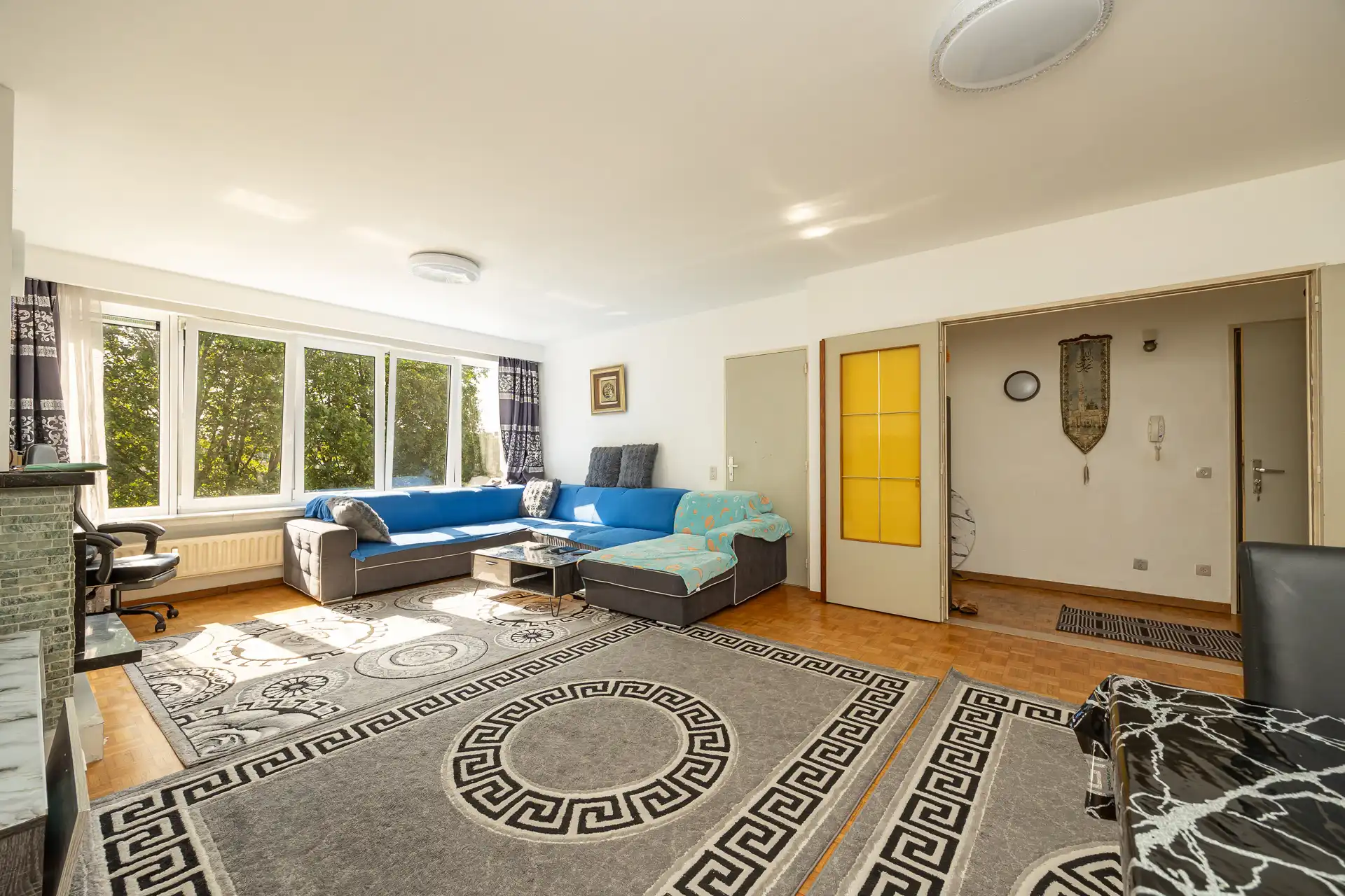 Lichtrijk appartement met 2 slaapkamers, terras en kelder foto 2